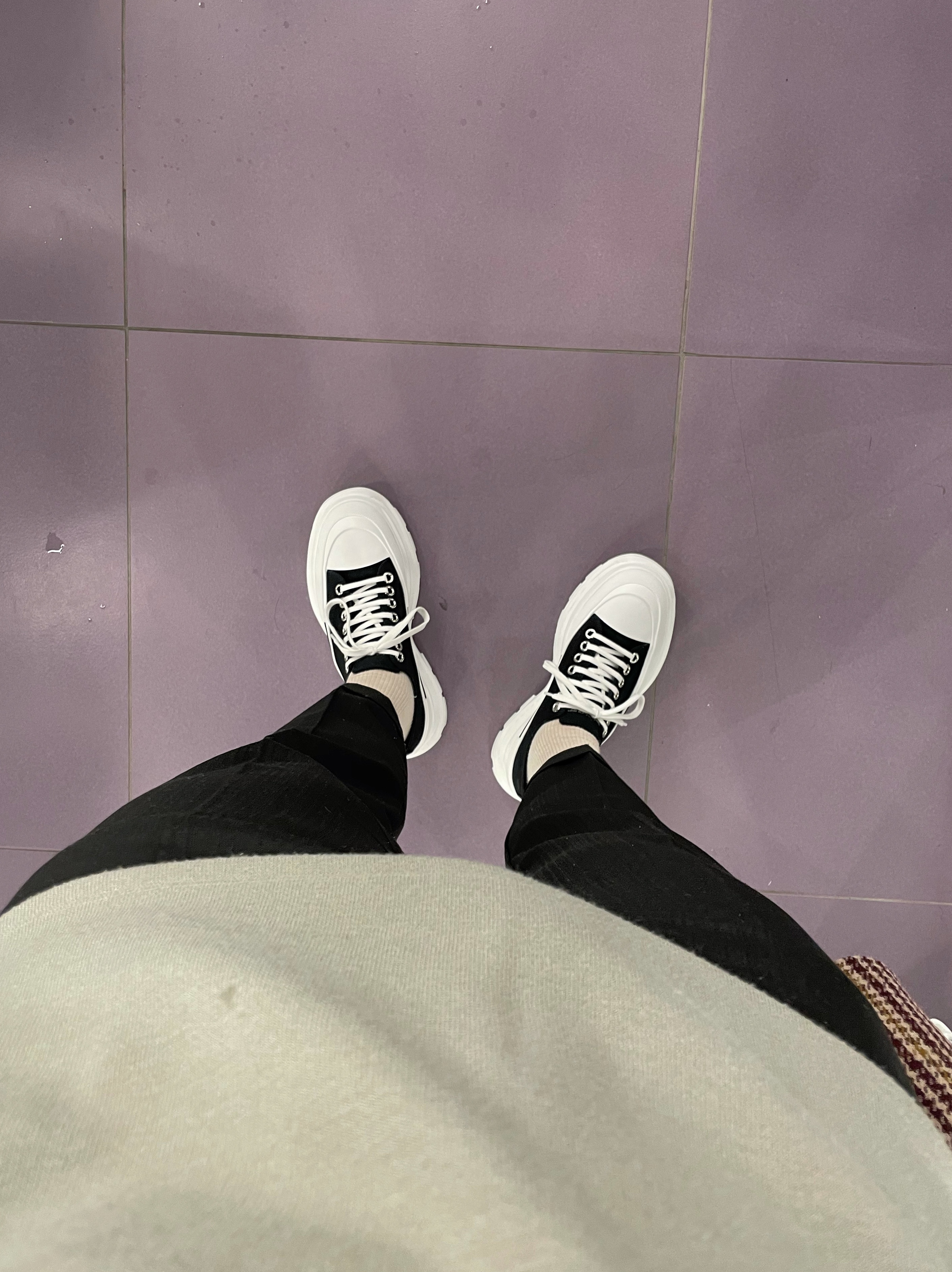 Alexander McQueen Tread Slick Lace Up Black White 착용 스타일