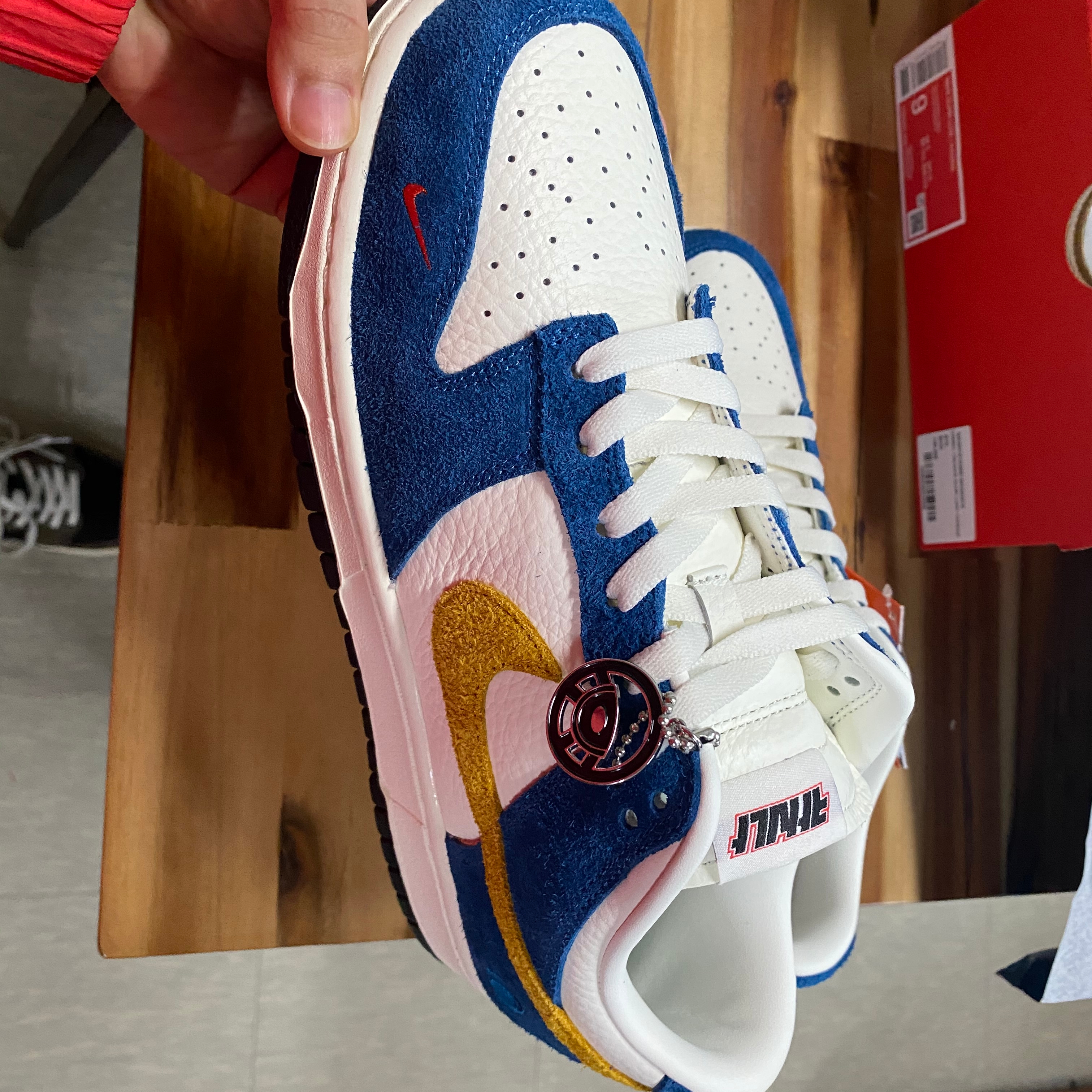 Nike x Kasina Dunk Low 80's Bus, Jordan 1 x Travis Scott Retro Low OG SP Mocha 착용 스타일 - 5
