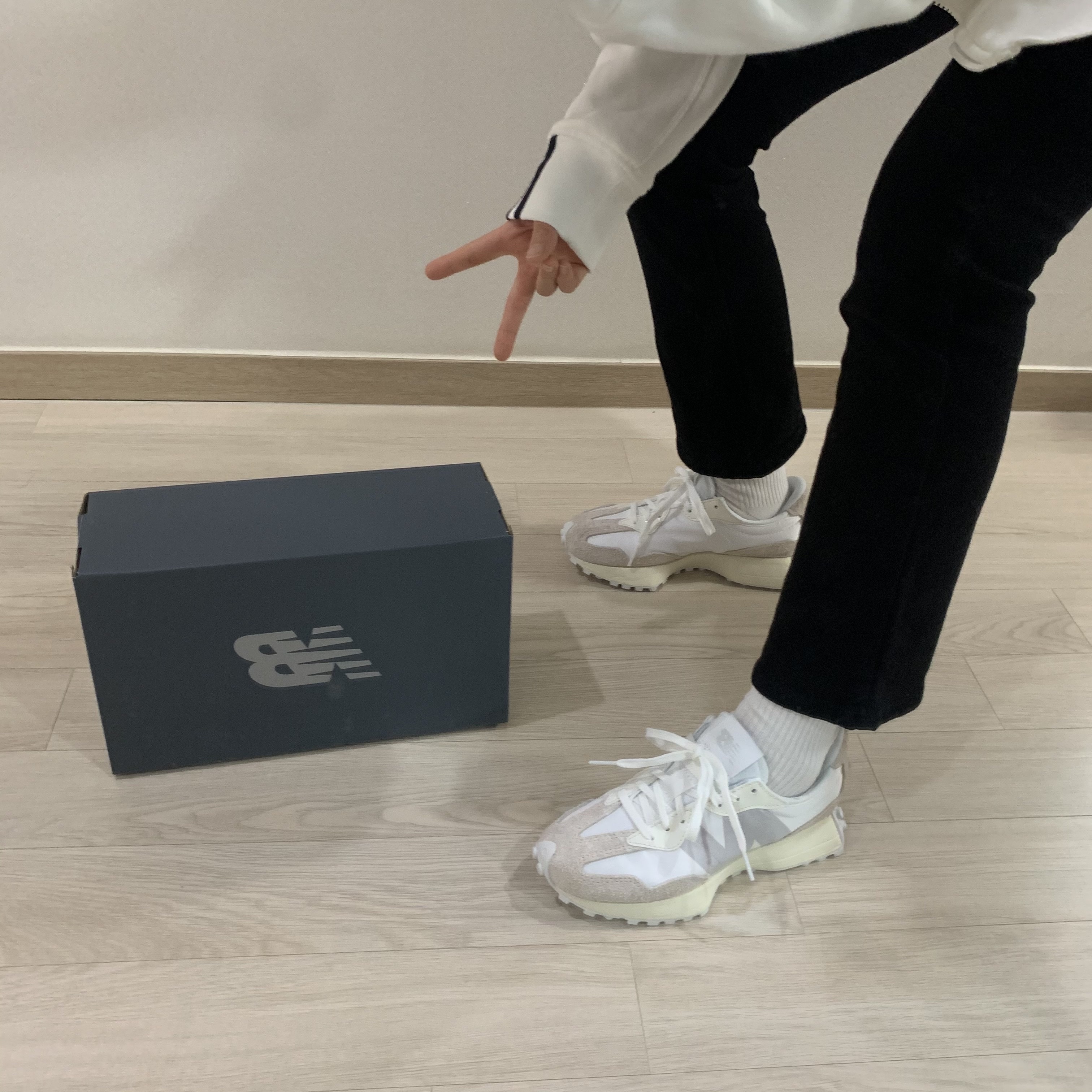 (W) New Balance 327 White Moonbeam 착용 스타일 - 3