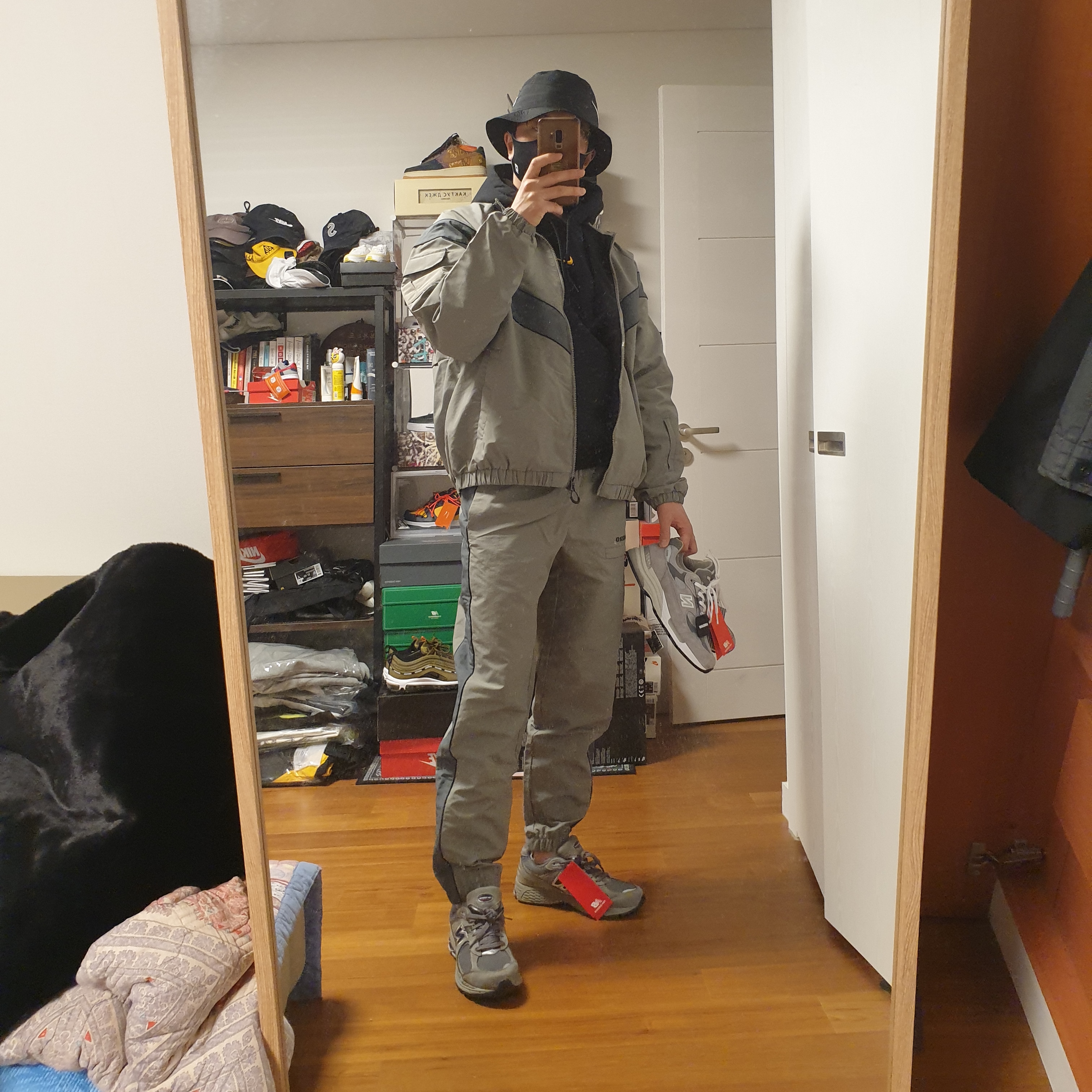 New Balance 2002R Gray, Nike x Drake Nocta Essential Hoodie Black - Asia 착용 스타일 - 1