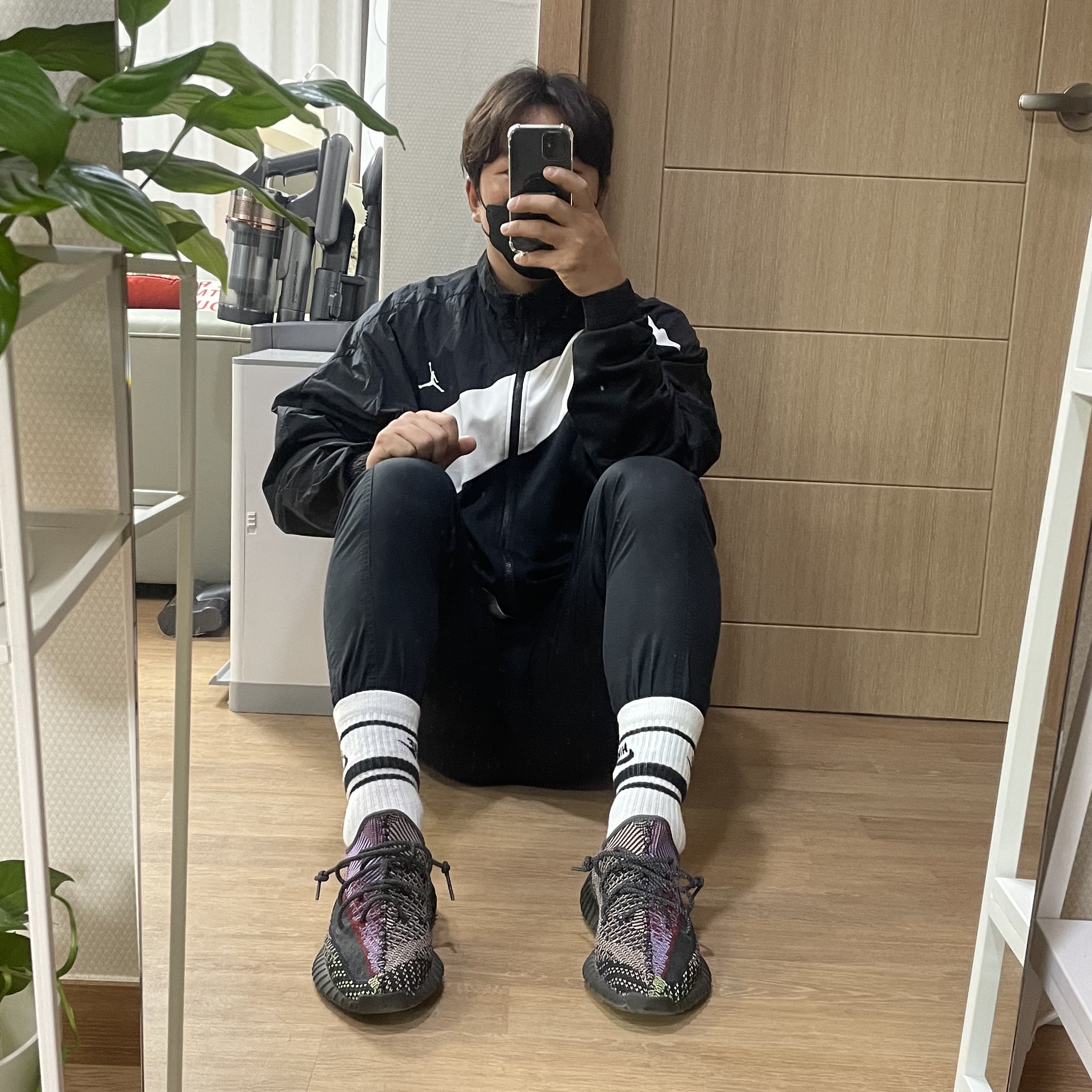 Adidas Yeezy Boost 350 V2 Yecheil - Non-Reflective 착용 스타일 - 1