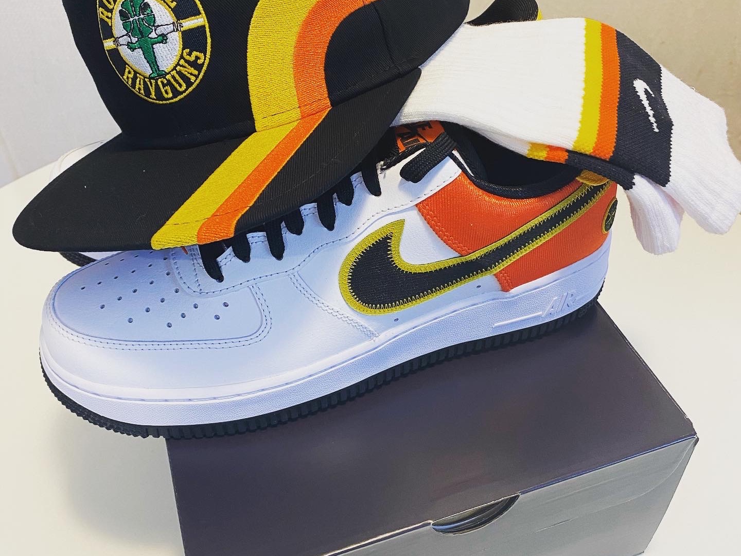 Nike Air Force 1 '07 LV8 Rayguns 착용 스타일