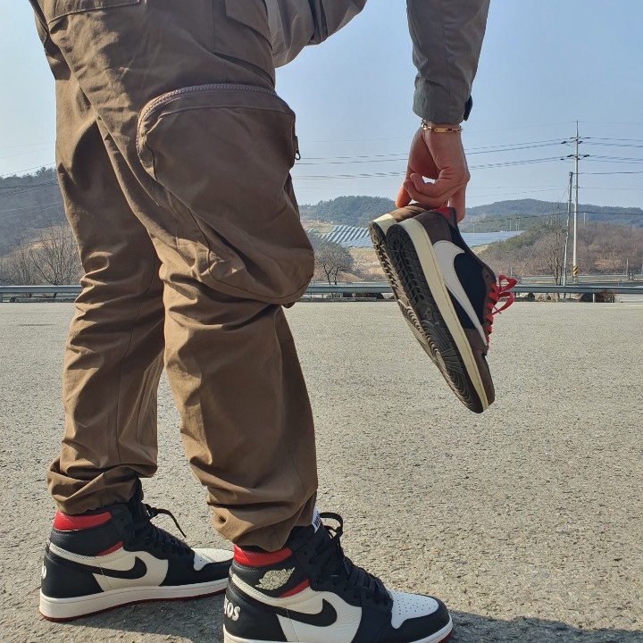 Jordan 1 Retro High Not for Resale Varsity Red, Jordan 1 x Travis Scott Retro Low OG SP Mocha 착용 스타일 - 1