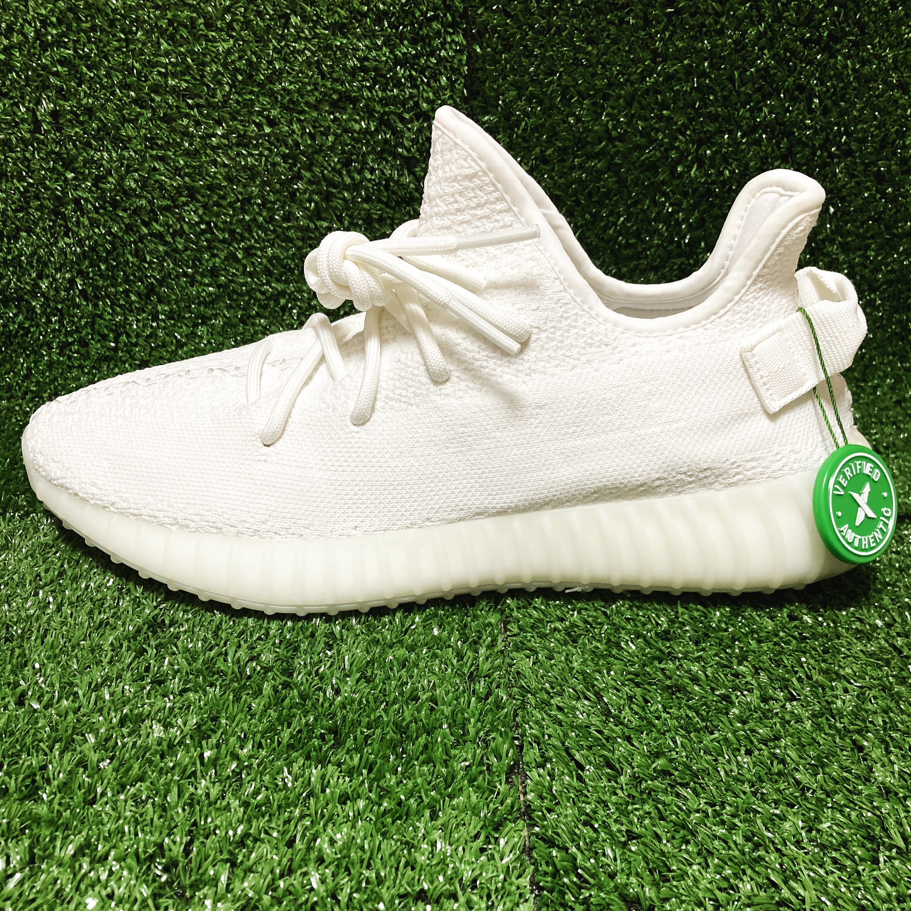 Adidas Yeezy Boost 350 V2 Cream/Triple White 착용 스타일