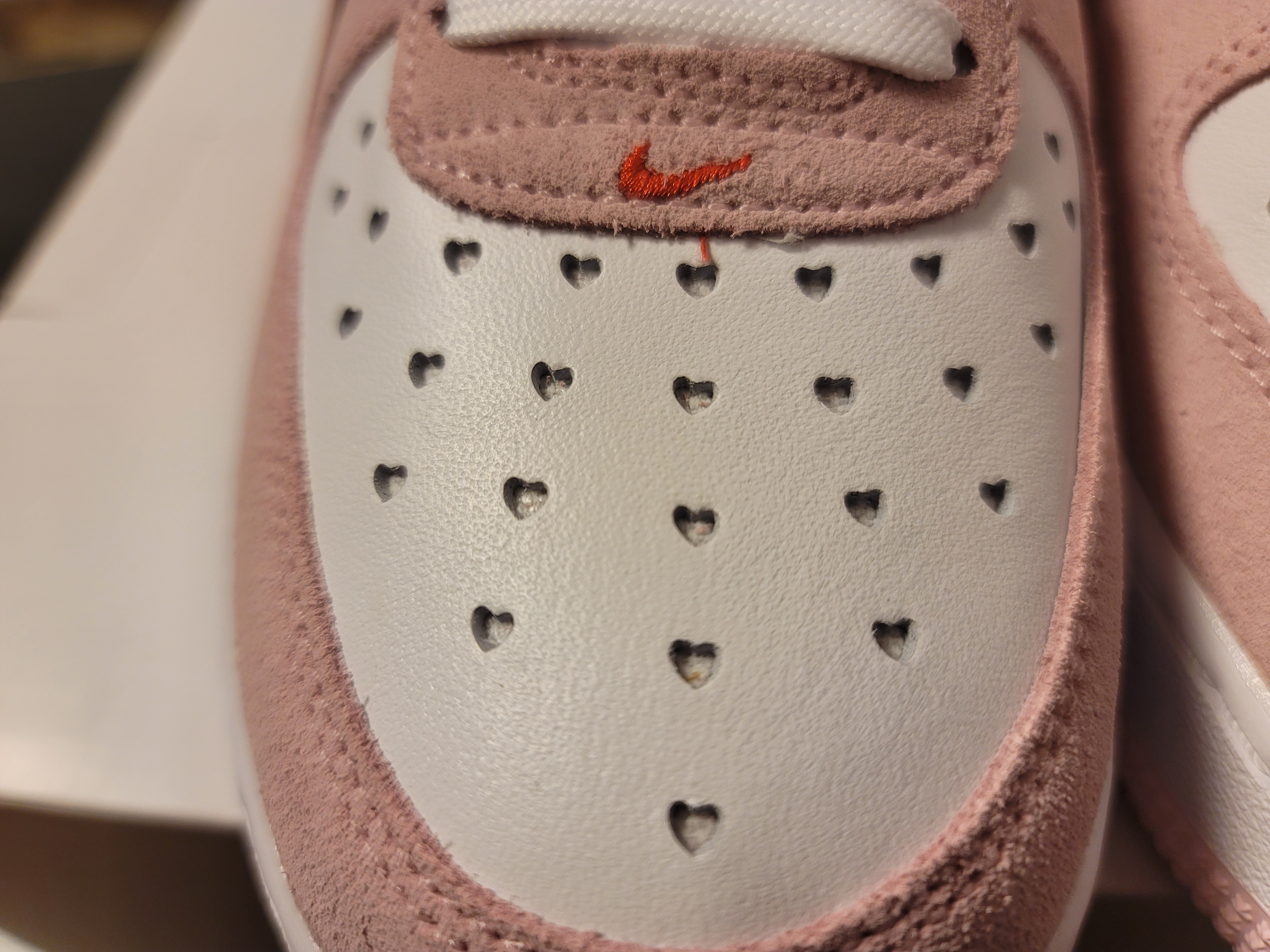 Nike Air Force 1 '07 QS Valentine's Day 착용 스타일 - 3