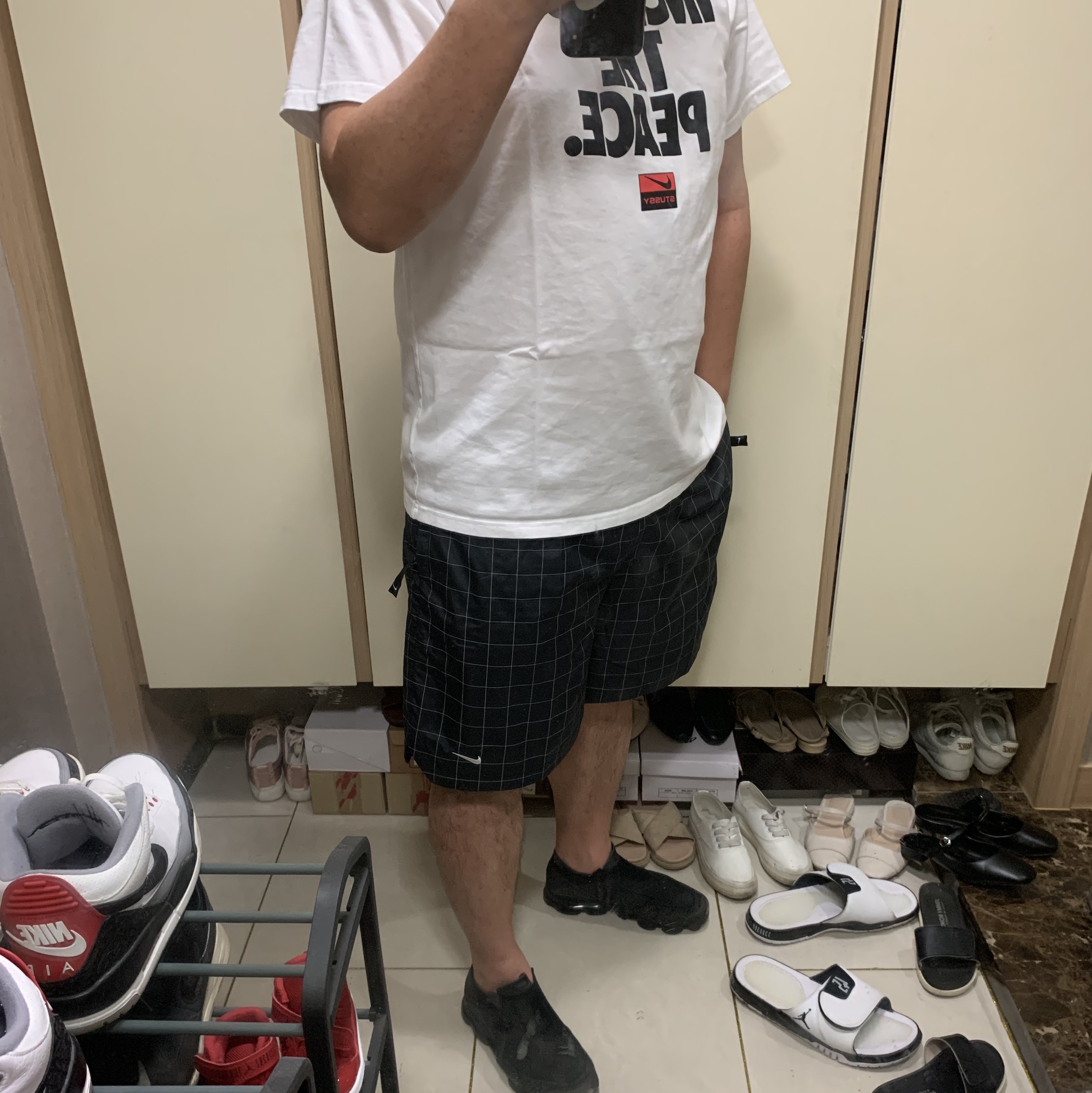 Nike Air VaporMax SE Laceless Triple Black, Nike x Stussy Increase The Peace T-Shirt - Asia 착용 스타일