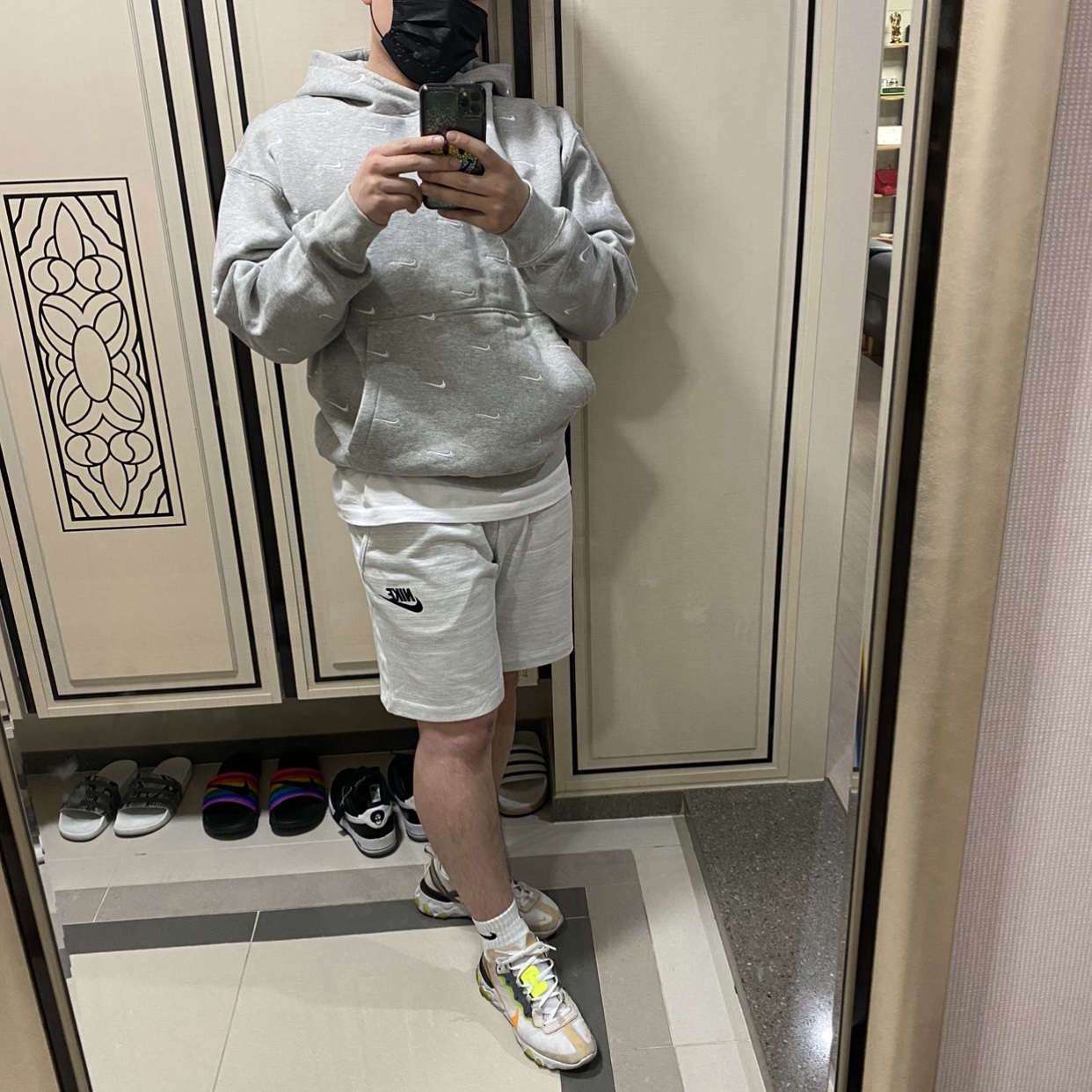 Nike React Element 87 Light Orewood Brown, Nike NRG Swoosh Logo Hoodie Grey Heather 착용 스타일
