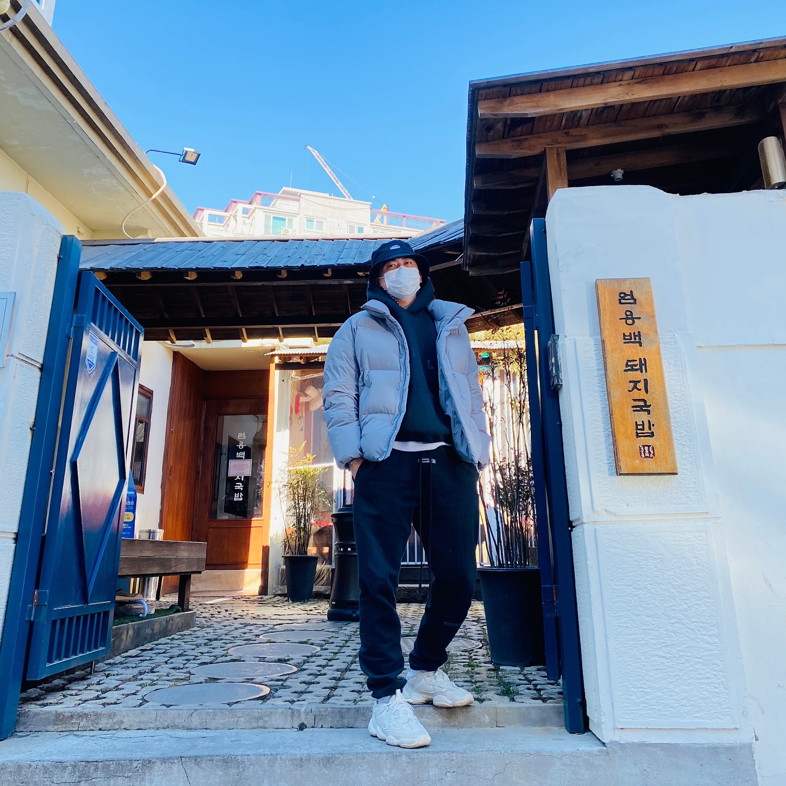 Adidas Yeezy 500 Bone White, Essentials Sweatpants Dark Slate/Black 2020 착용 스타일