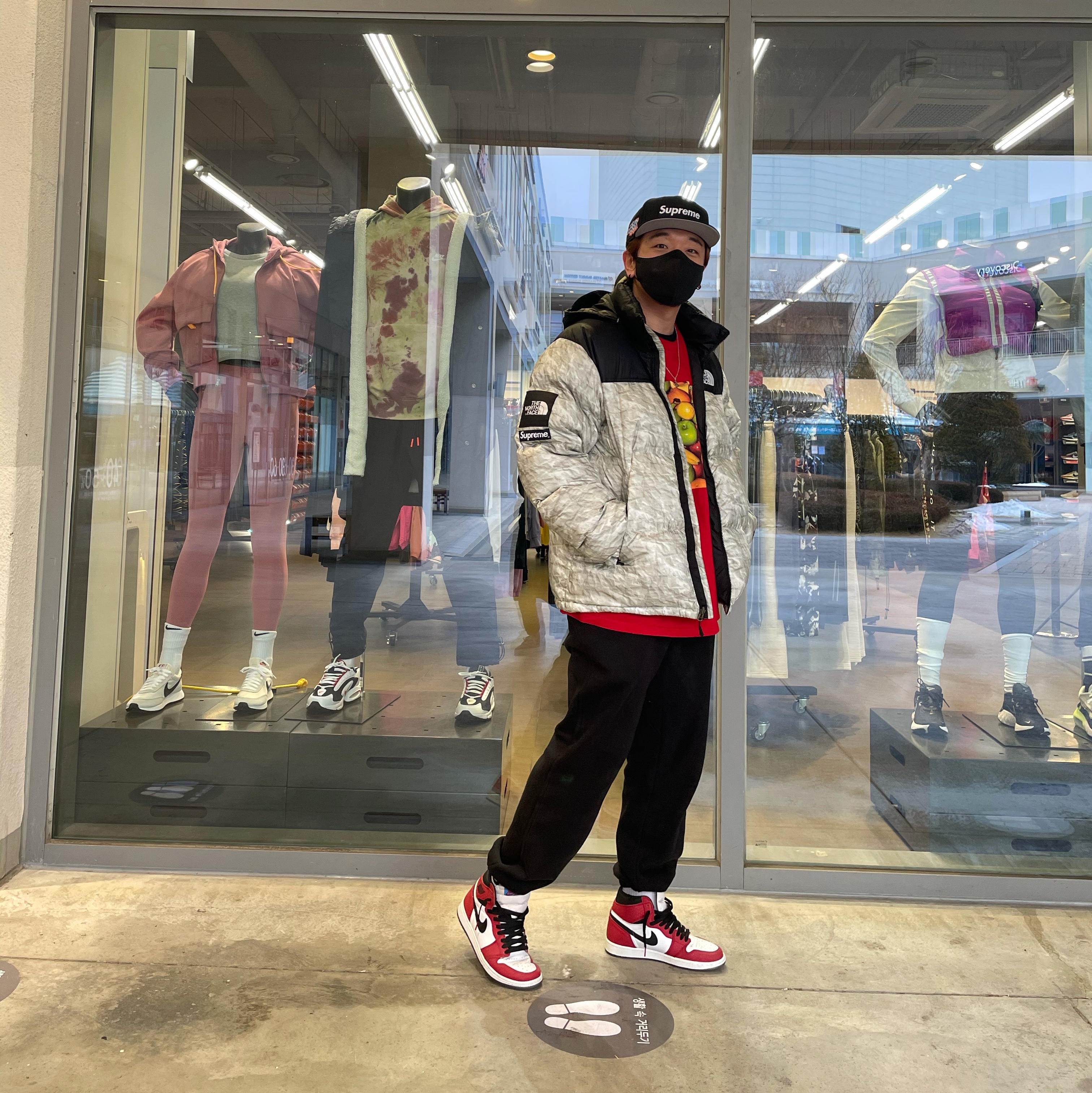 Jordan 1 Retro High Spider-Man Origin Story, Supreme x The North Face Paper Print Nuptse Jacket - 19FW 착용 스타일
