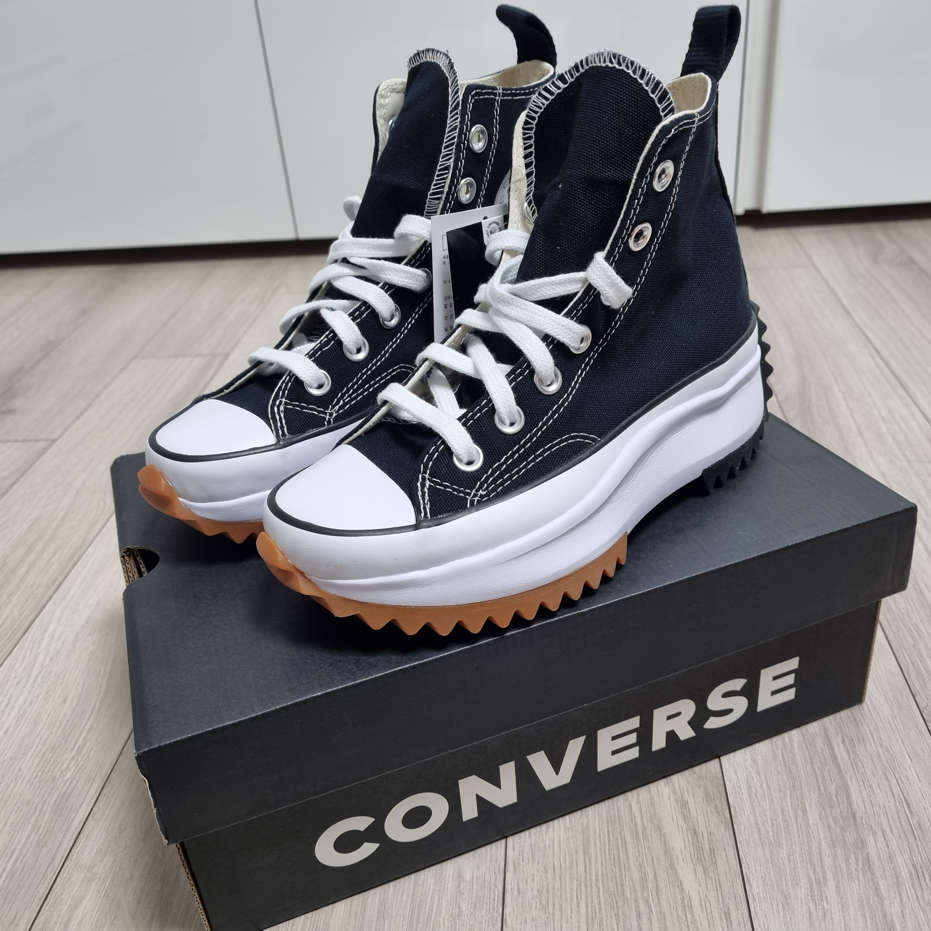 Converse Run Star Hike Hi Black White Gum 착용 스타일