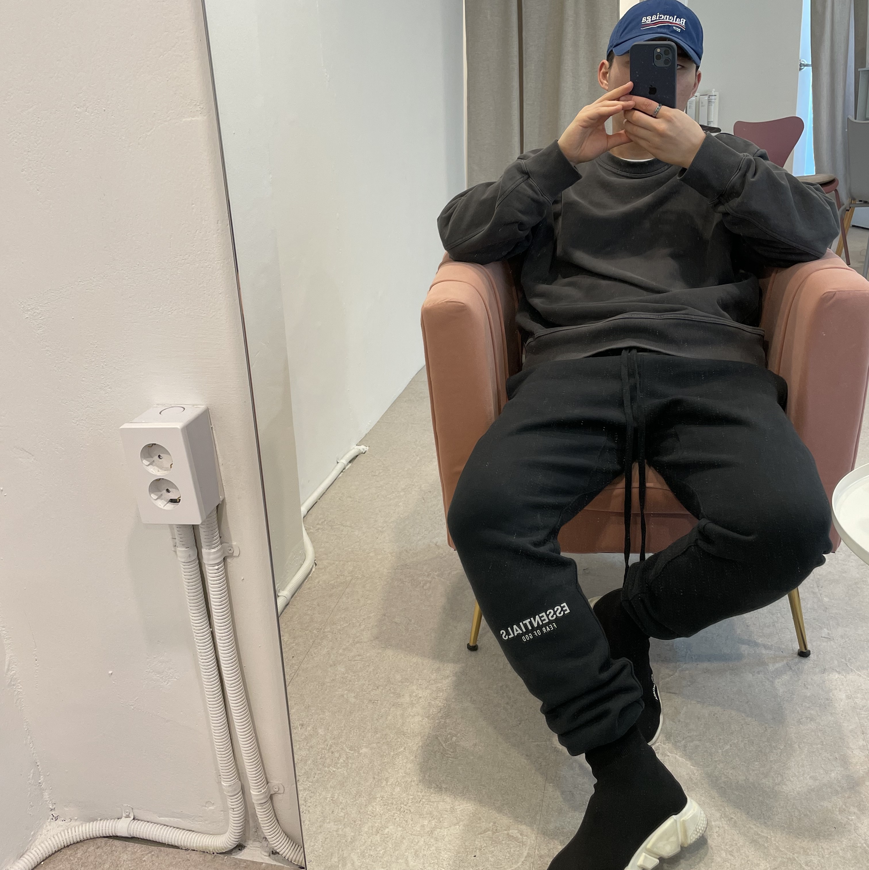 Balenciaga Speed Trainer Black White 2020, Essentials Sweatpants Dark Slate/Black 2020 착용 스타일