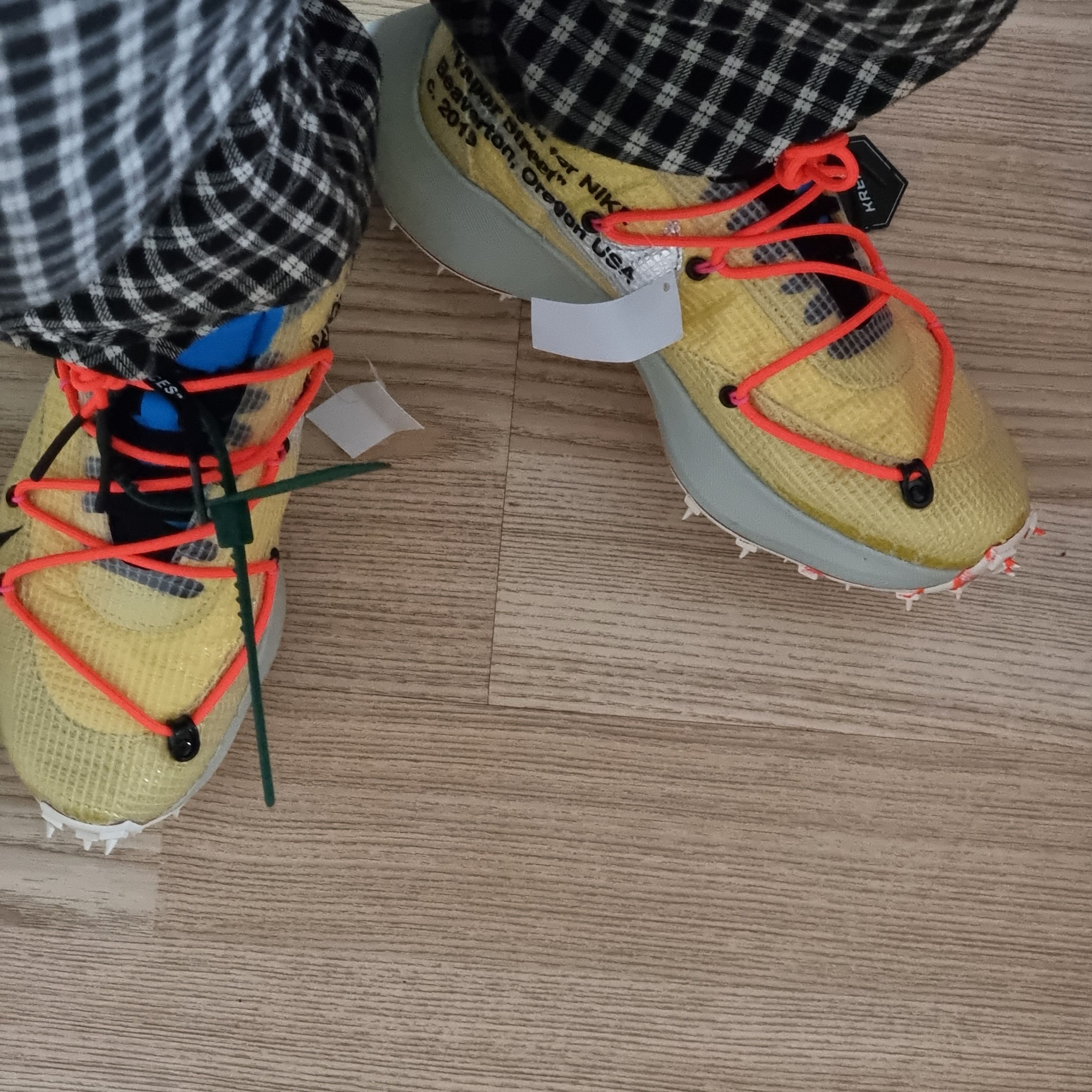 (W) Nike x Off-White Vapor Street Tour Yellow 착용 스타일 - 1