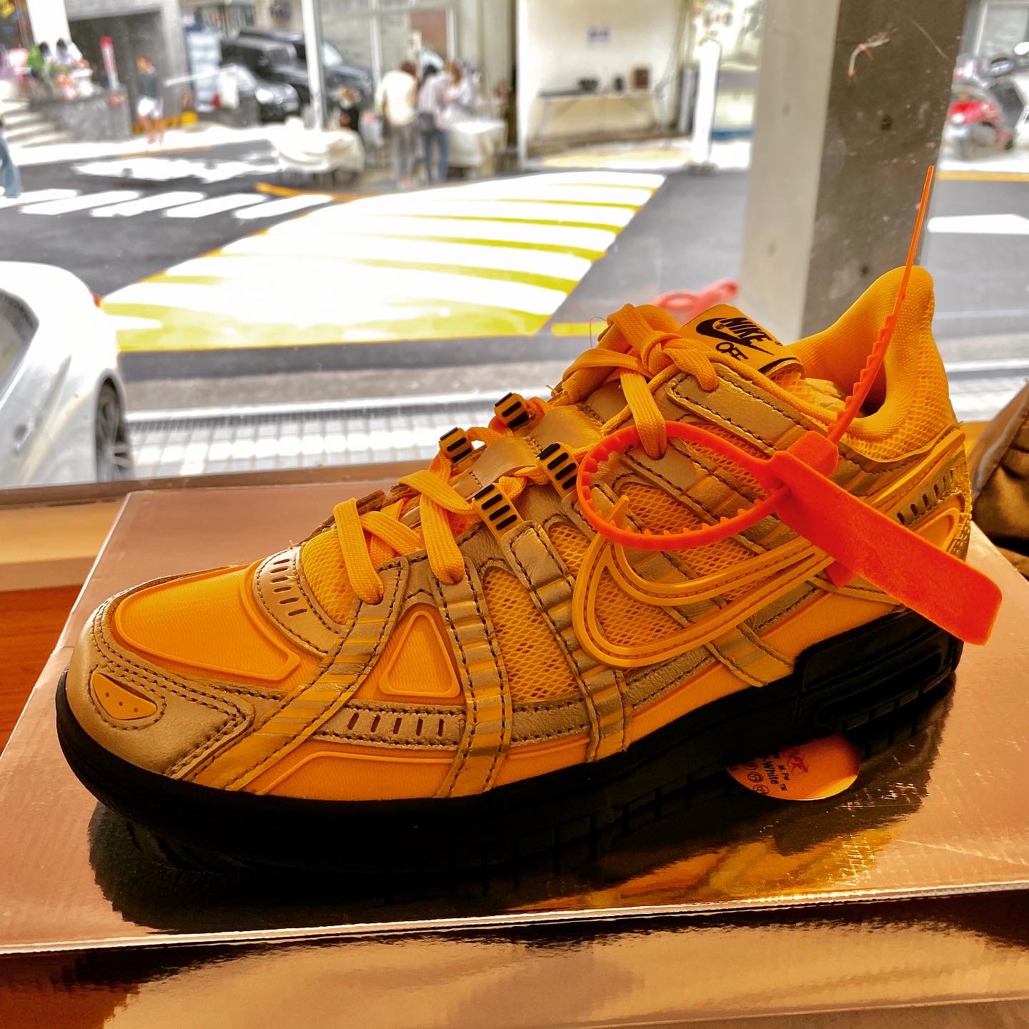 Nike x Off-White Air Rubber Dunk University Gold 착용 스타일 - 1