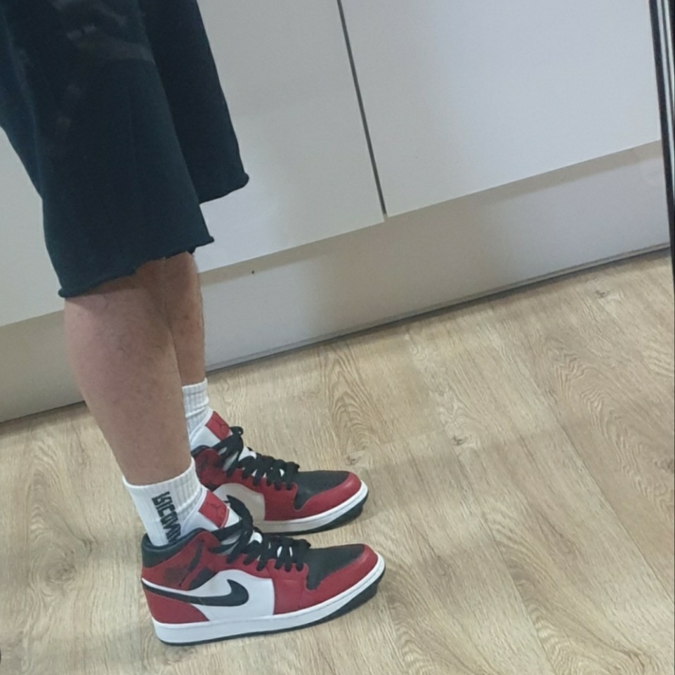 Jordan 1 Mid Chicago Black Toe 착용 스타일