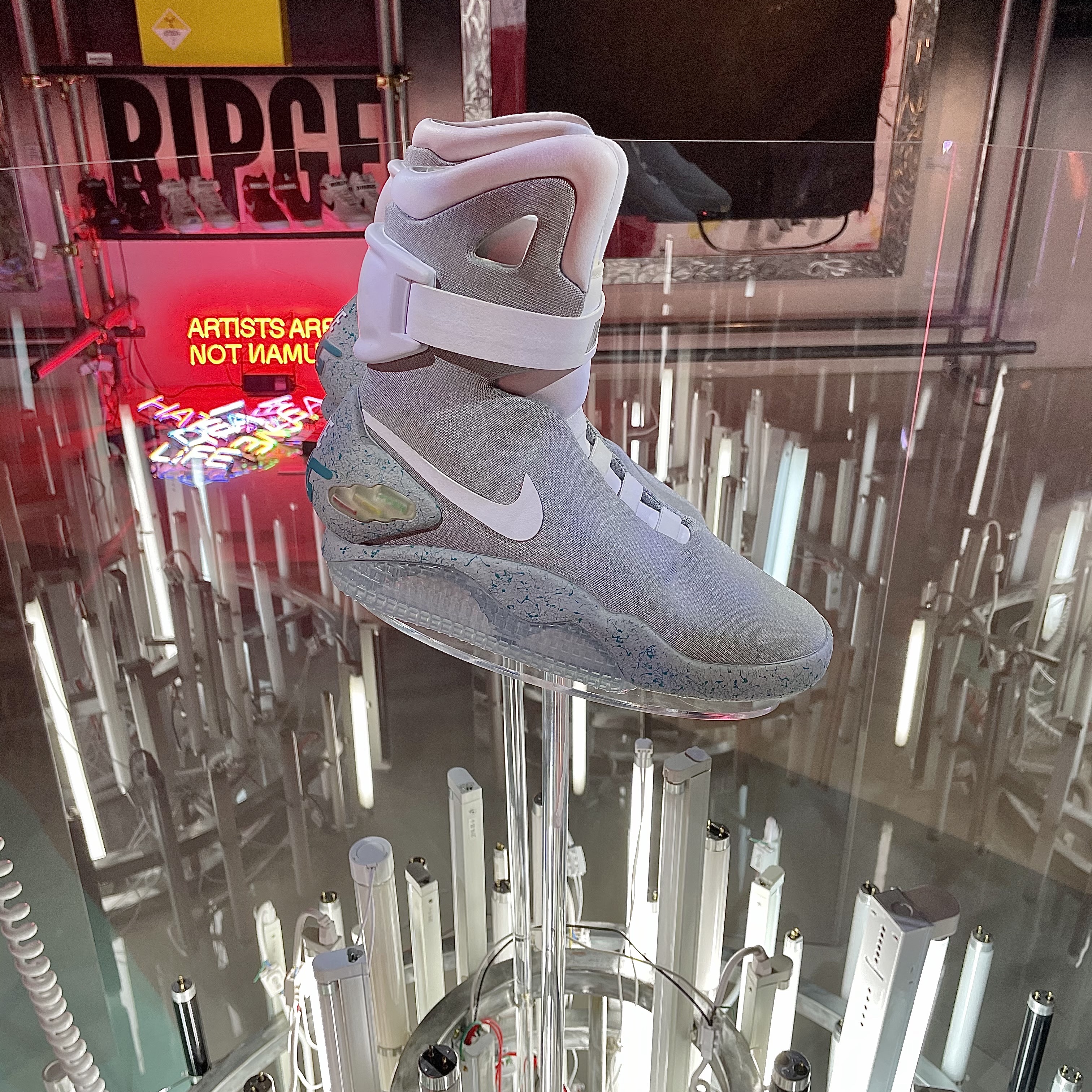 Nike MAG Back to the Future 2011 착용 스타일
