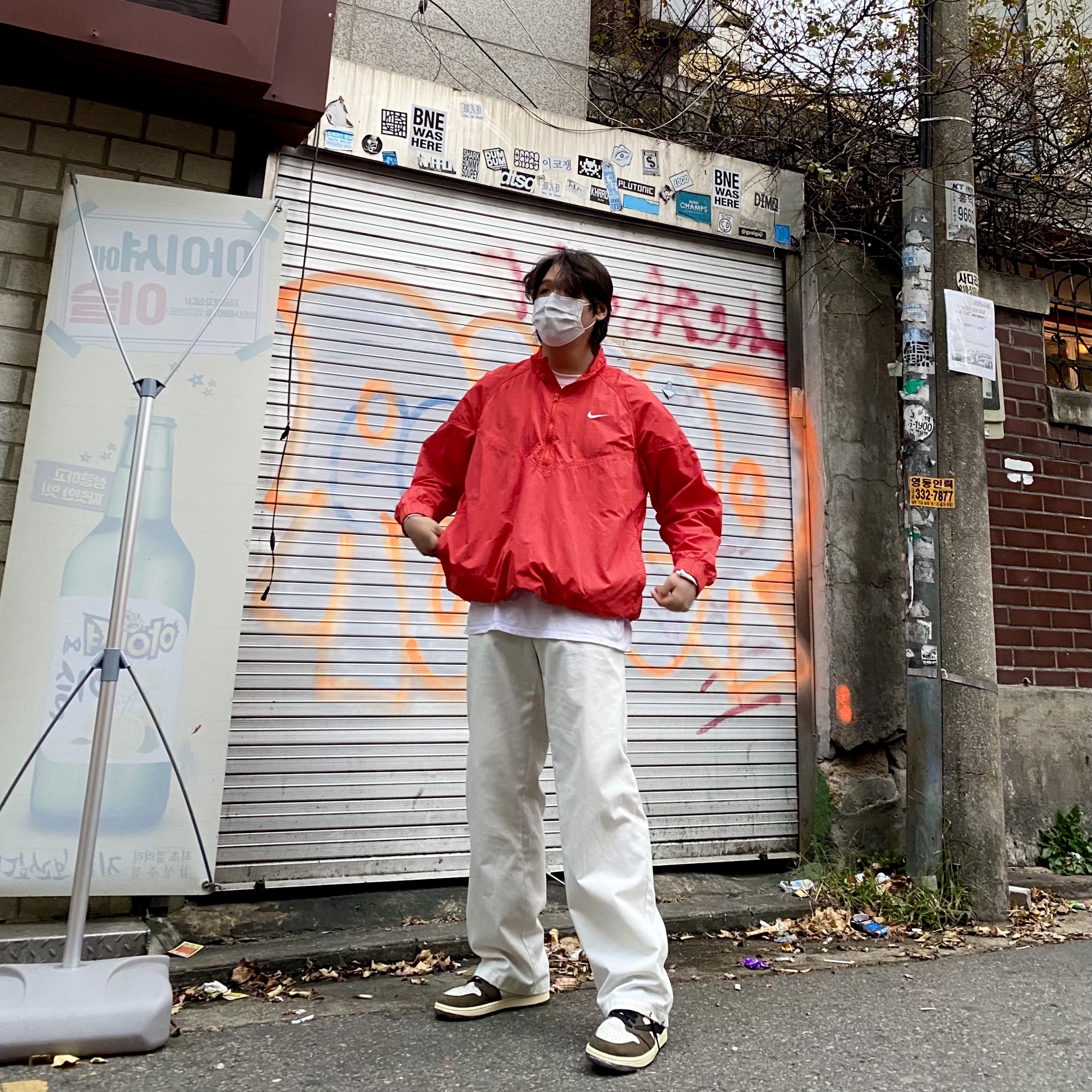 Nike x Stussy Windrunner Jacket Habanero Red, Jordan 1 x Travis Scott Retro High OG SP Mocha 착용 스타일