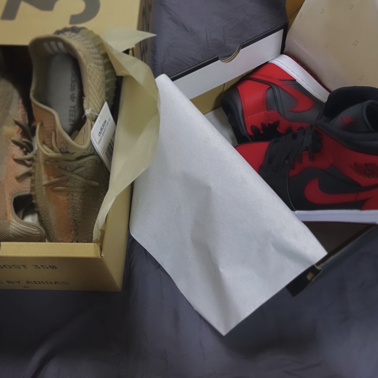 Adidas Yeezy Boost 350 V2 Sand Taupe, Jordan 1 Mid Bred Banned 2020 착용 스타일