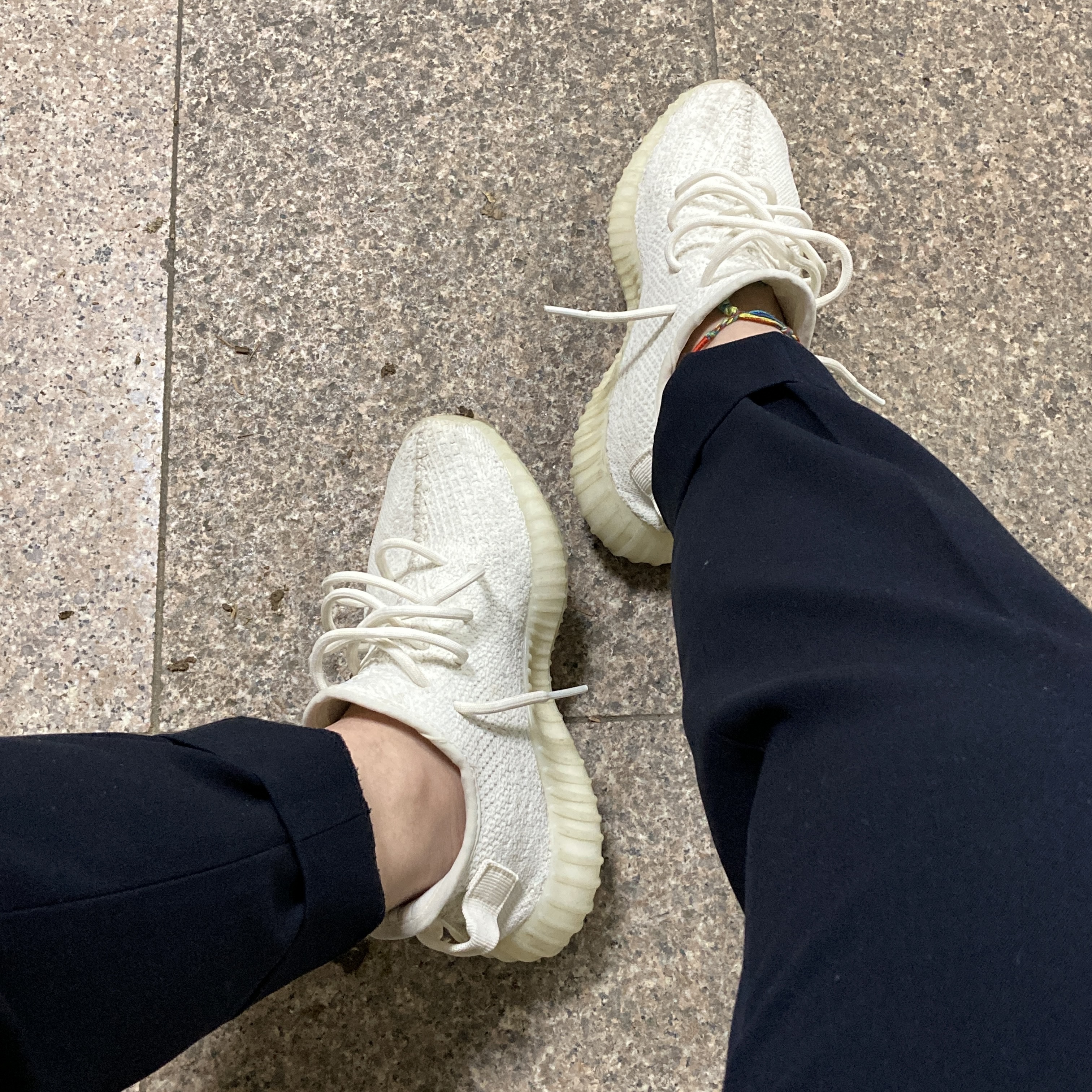 Adidas Yeezy Boost 350 V2 Cream/Triple White 착용 스타일
