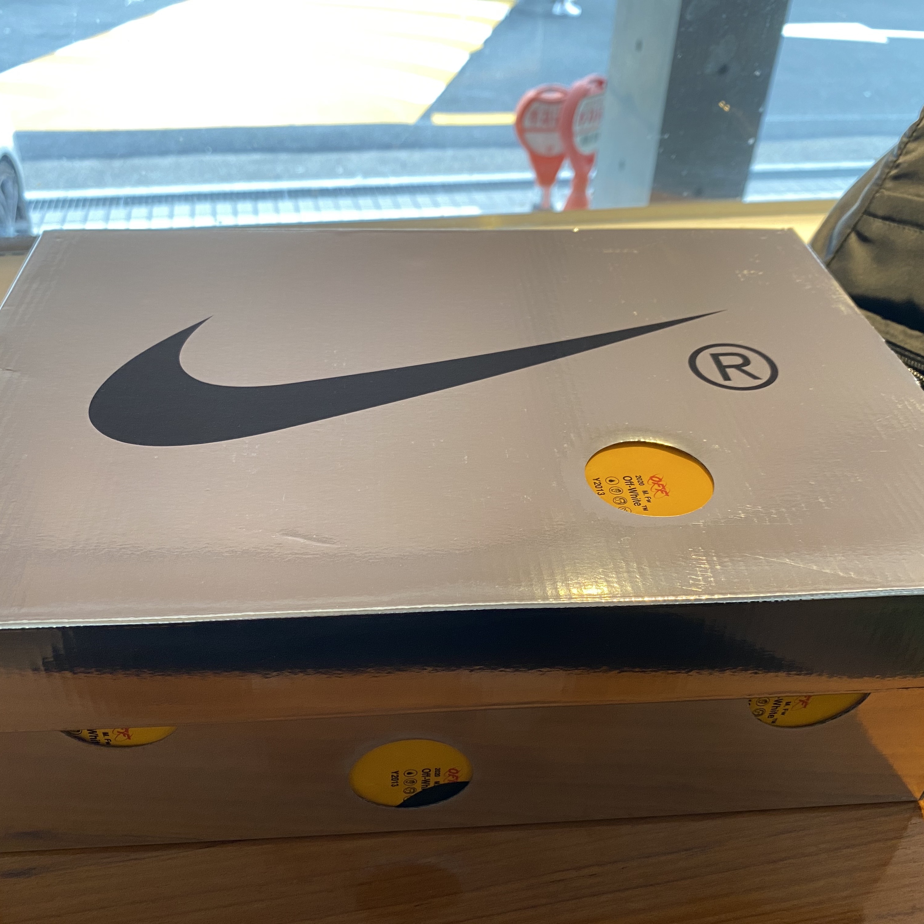 Nike x Off-White Air Rubber Dunk University Gold 착용 스타일 - 2