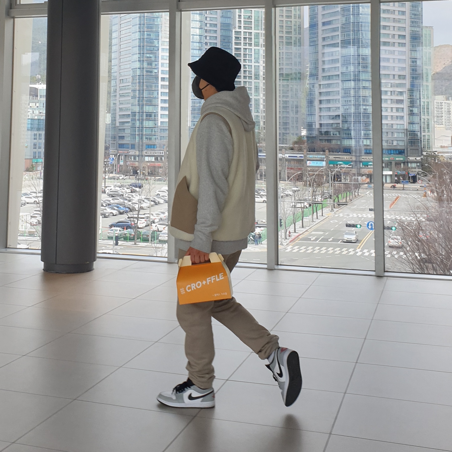 Jordan 1 Low Light Smoke Grey, Essentials Sweatpants Olive/Khaki - 20FW 착용 스타일