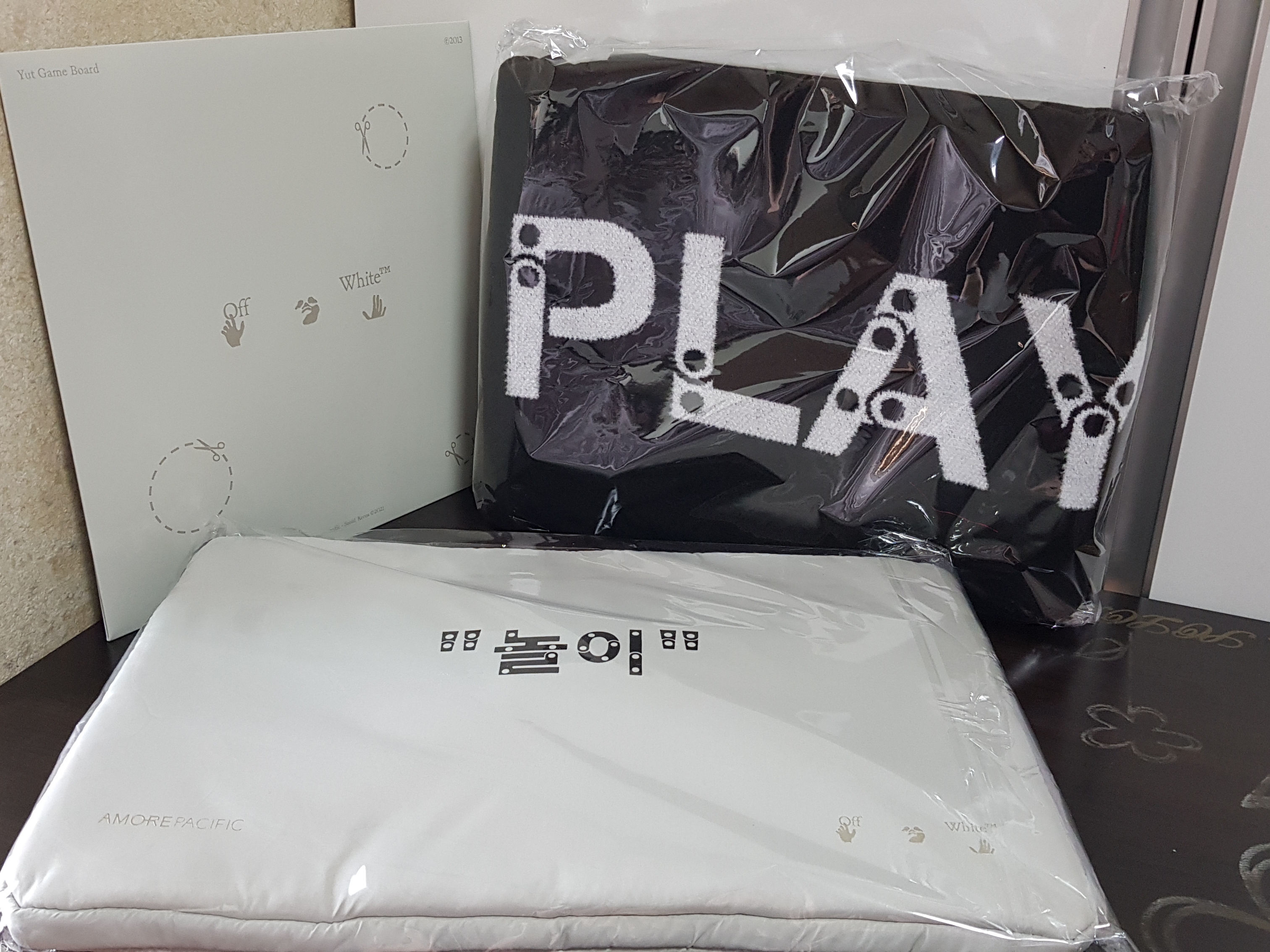 Off-White x Amore Pacific Play Kit 착용 스타일 - 1