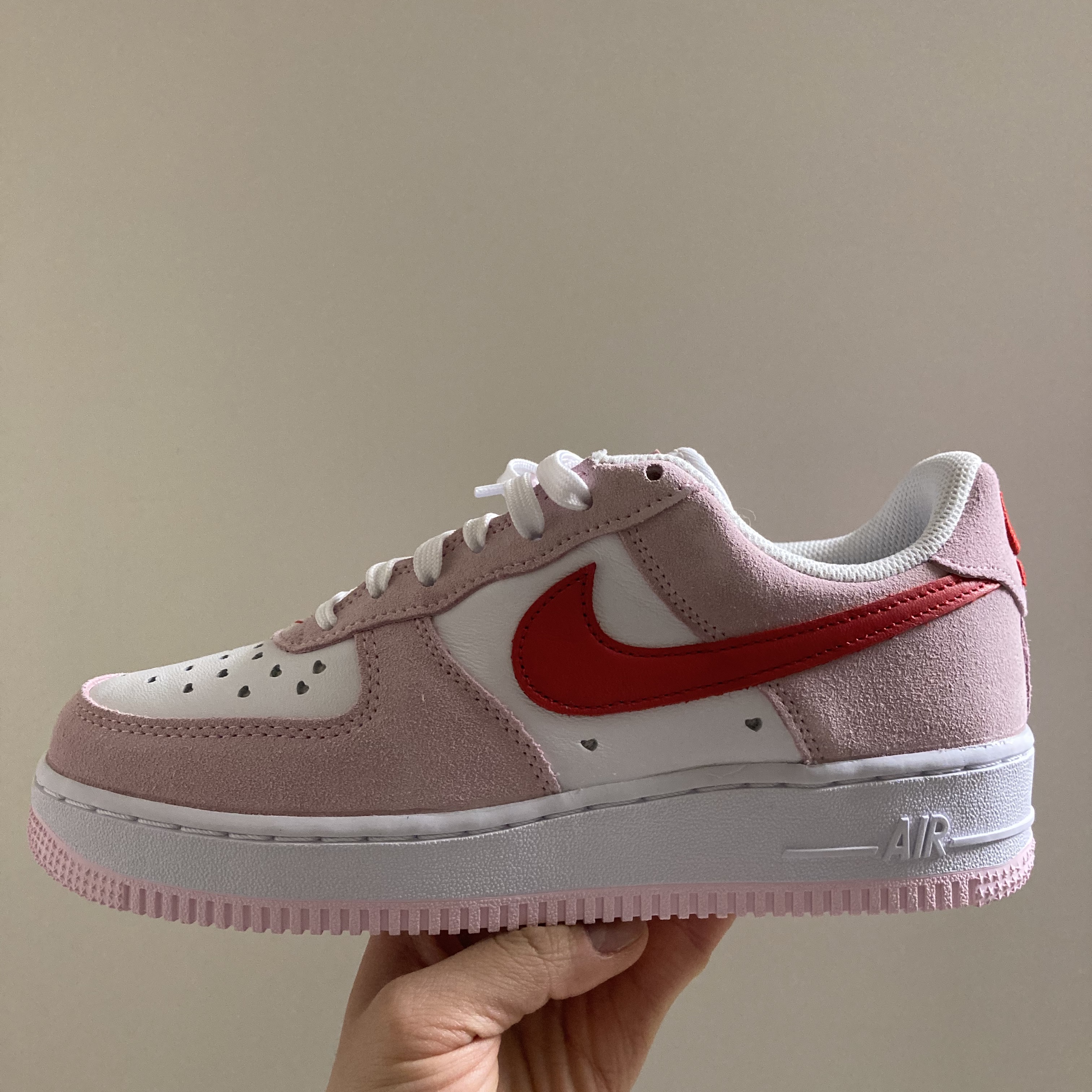 Nike Air Force 1 '07 QS Valentine's Day 착용 스타일 - 1