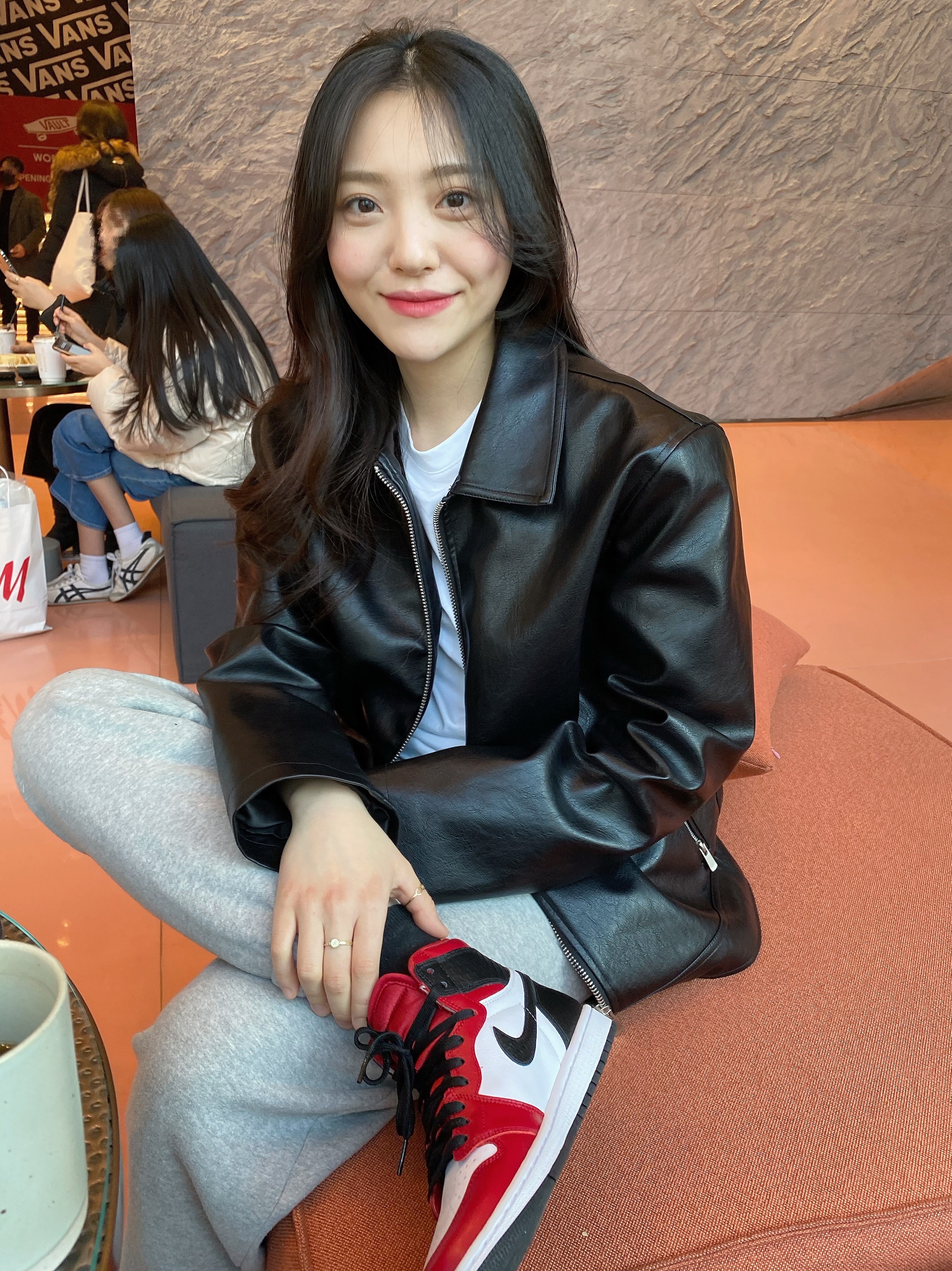 (W) Jordan 1 Retro High Satin Red 착용 스타일 - 1