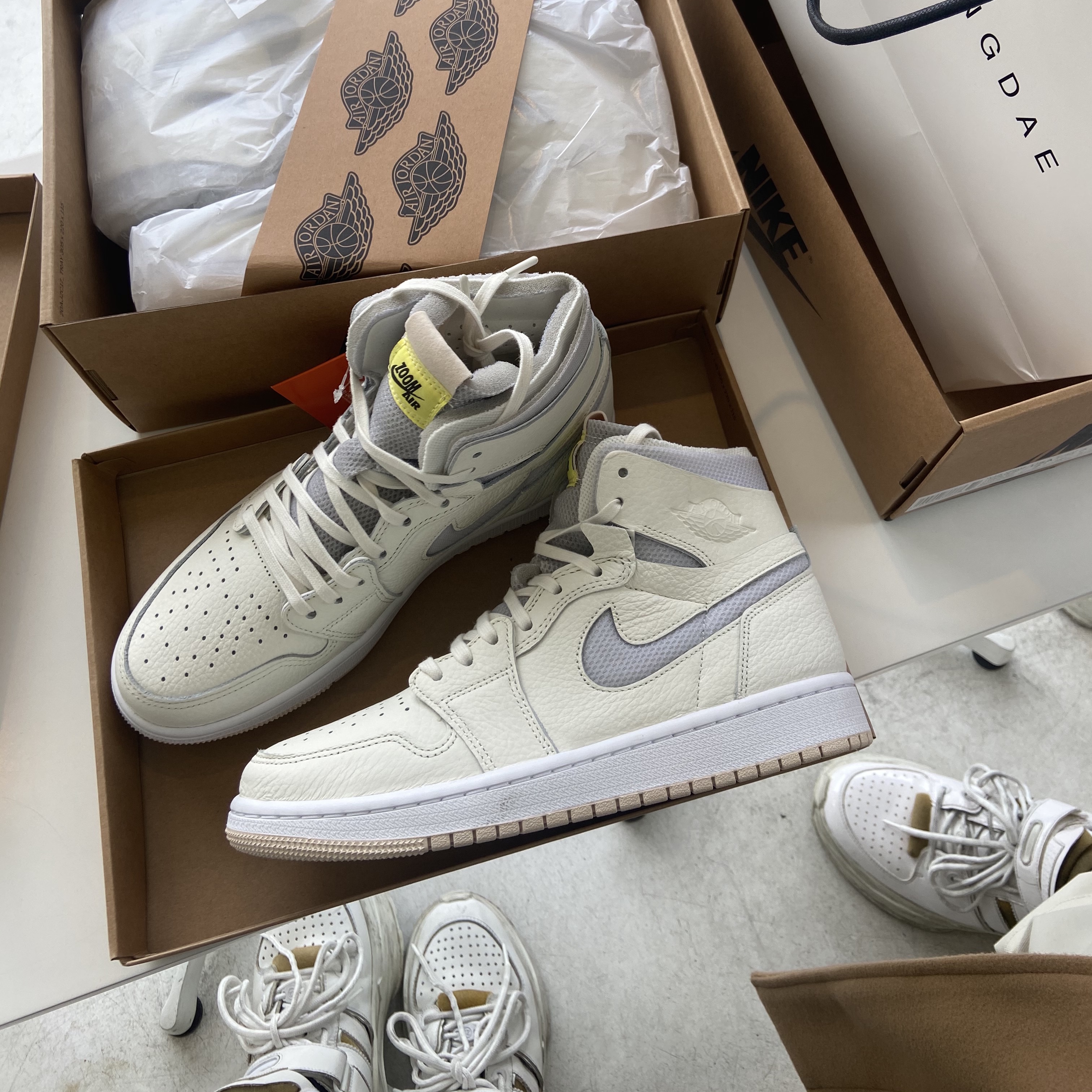 (W) Jordan 1 Zoom Air CMFT Sail, (W) Maison Margiela Low-top Retro Fit Sneakers White 착용 스타일