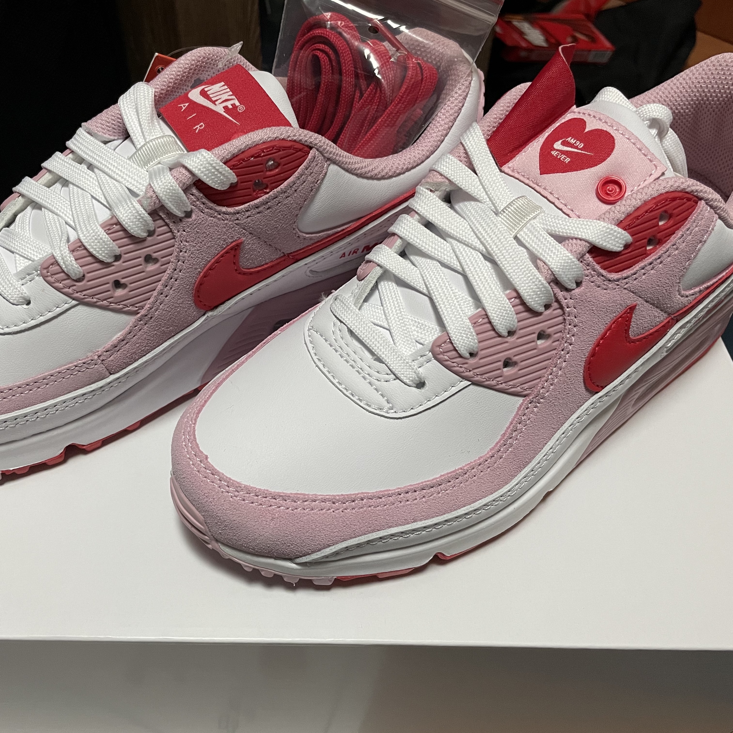 (W) Nike Air Max 90 QS Valentine's Day 착용 스타일