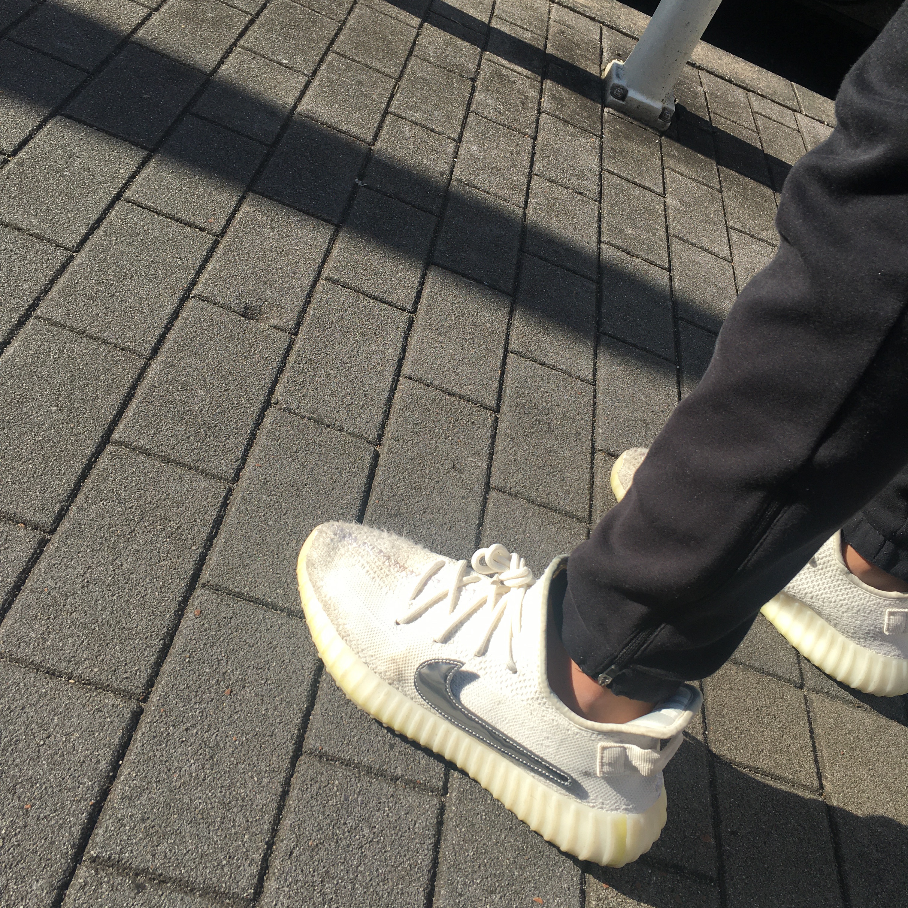 Adidas Yeezy Boost 350 V2 Cream/Triple White 착용 스타일