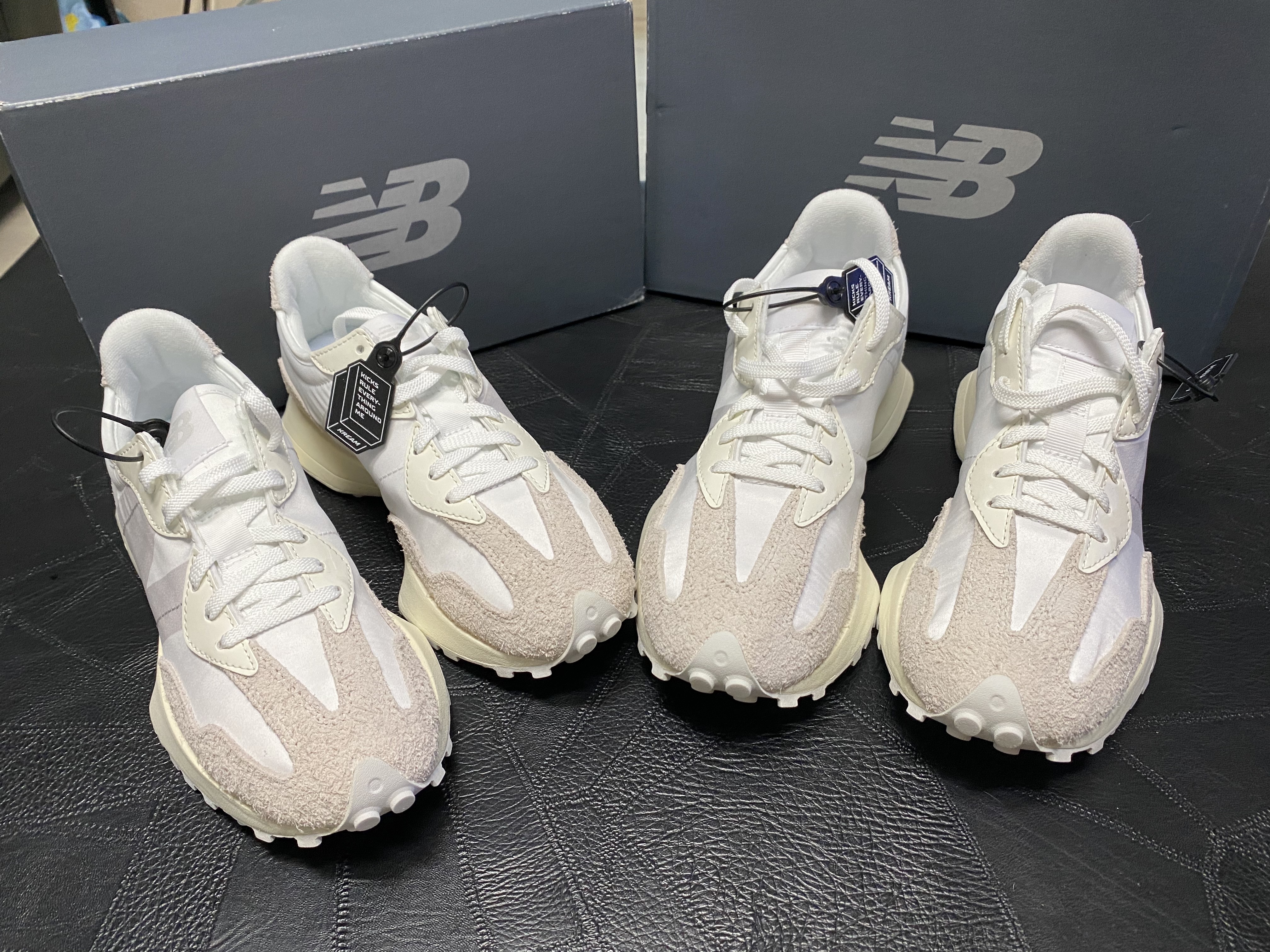 (W) New Balance 327 White Moonbeam 착용 스타일 - 1