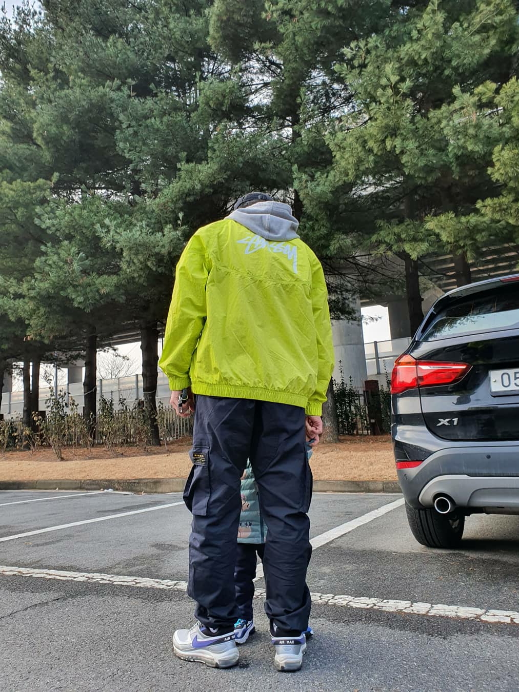 Nike x Stussy Windrunner Jacket Bright Cactus 착용 스타일 - 3