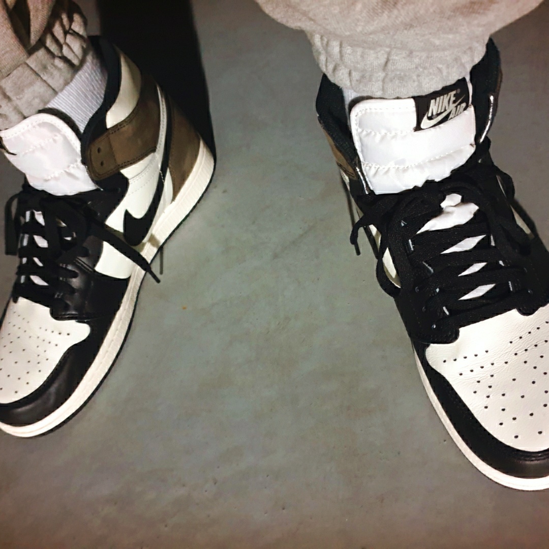 Jordan 1 Retro High OG Black Mocha 착용 스타일 - 4