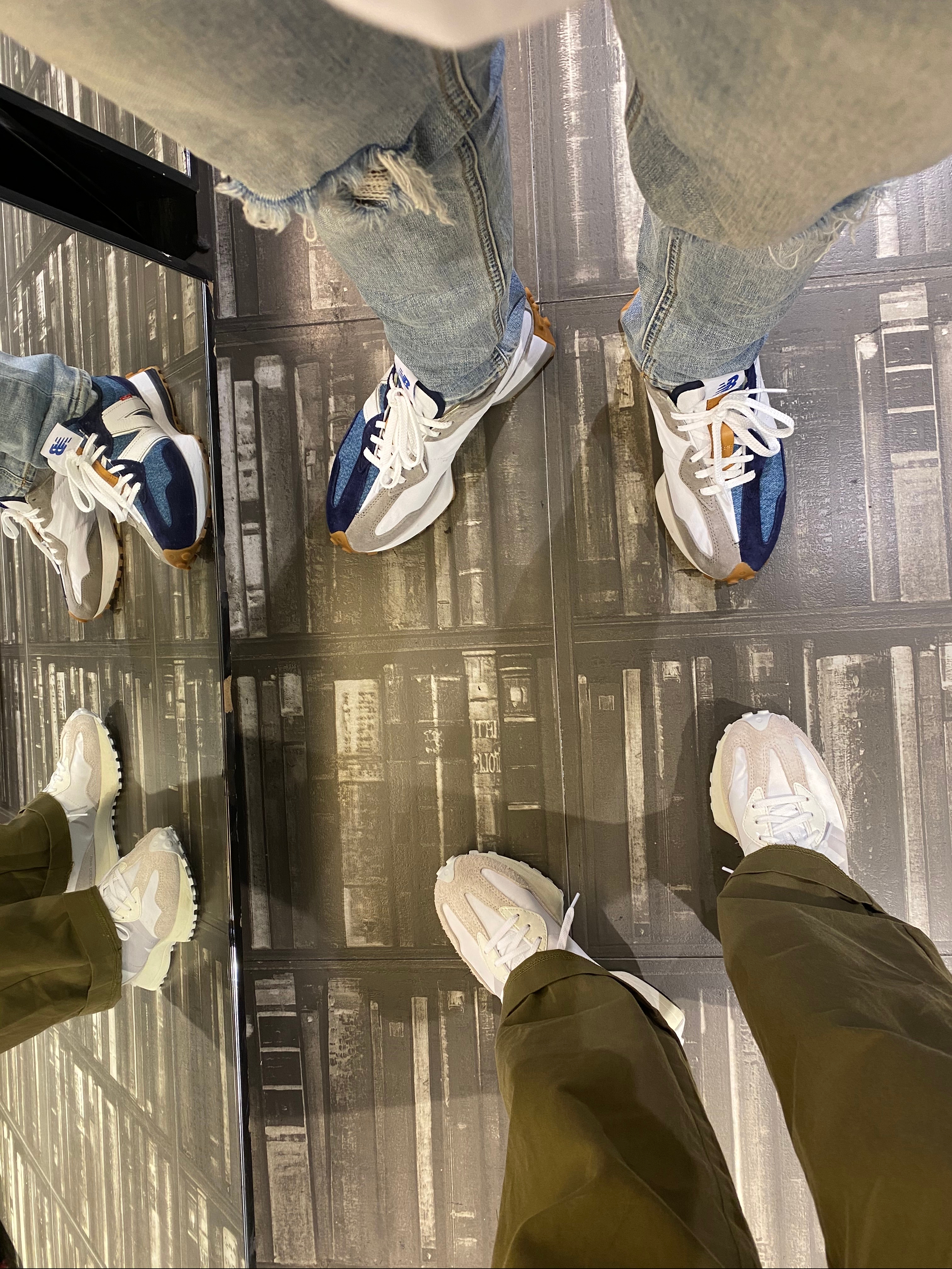 (W) New Balance 327 White Moonbeam, New Balance x Levi's 327 Navy (Levi's Tag) 착용 스타일 - 2