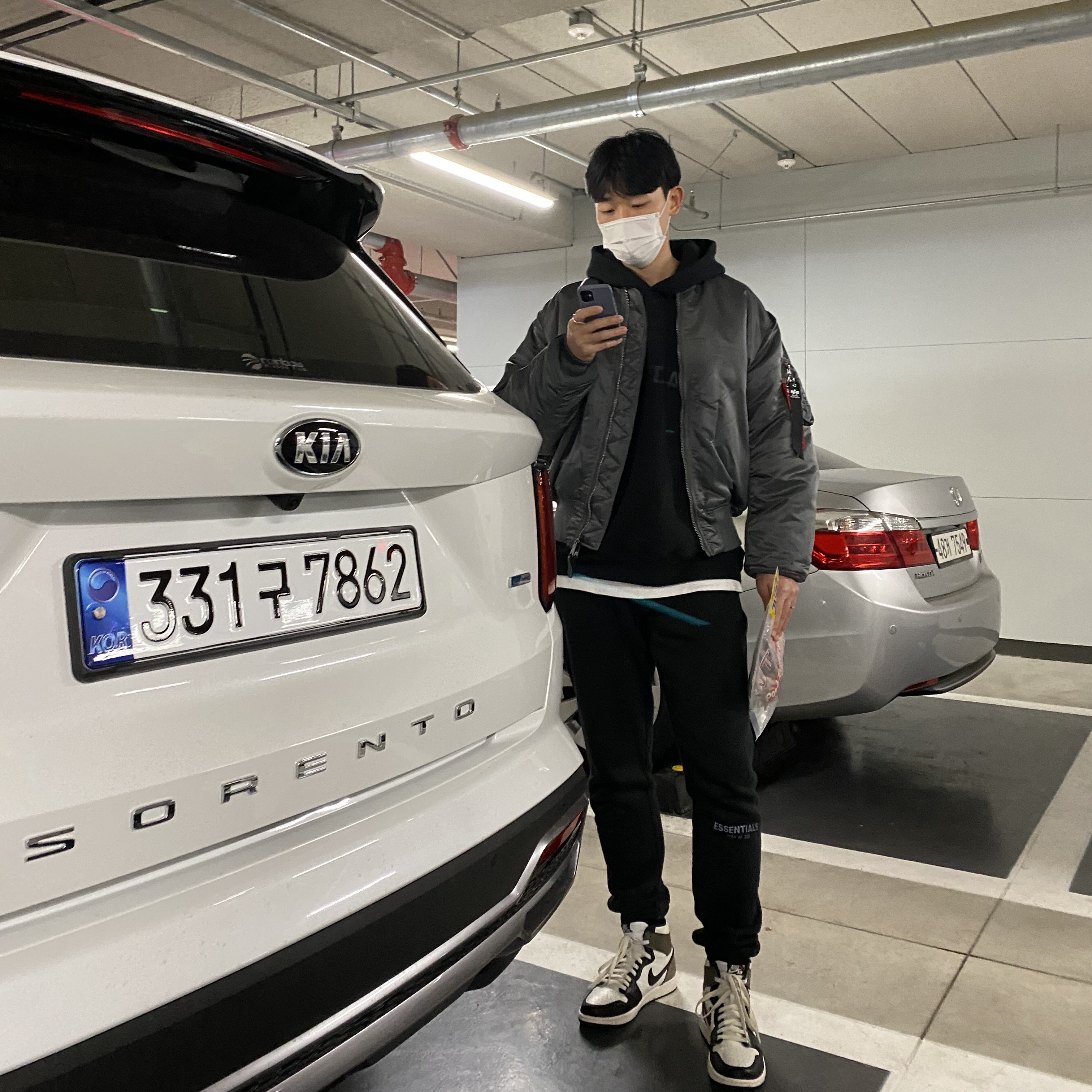 Jordan 1 Retro High OG Black Mocha, Essentials 3D Silicon Applique Pullover Hoodie Dark Slate/Black 2020 착용 스타일