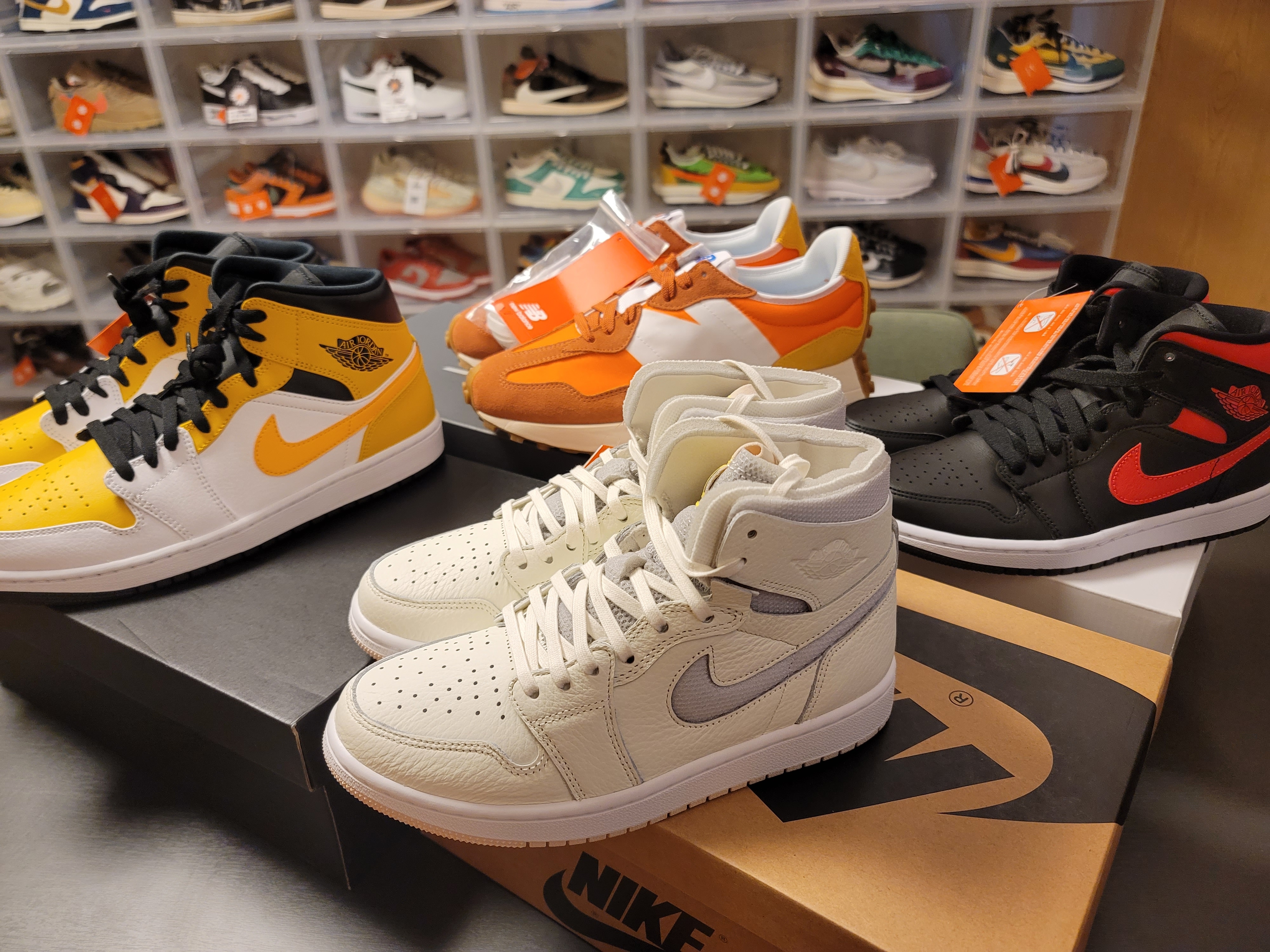 Jordan 1 Mid White University Gold, New Balance 327 Orange 착용 스타일 - 2