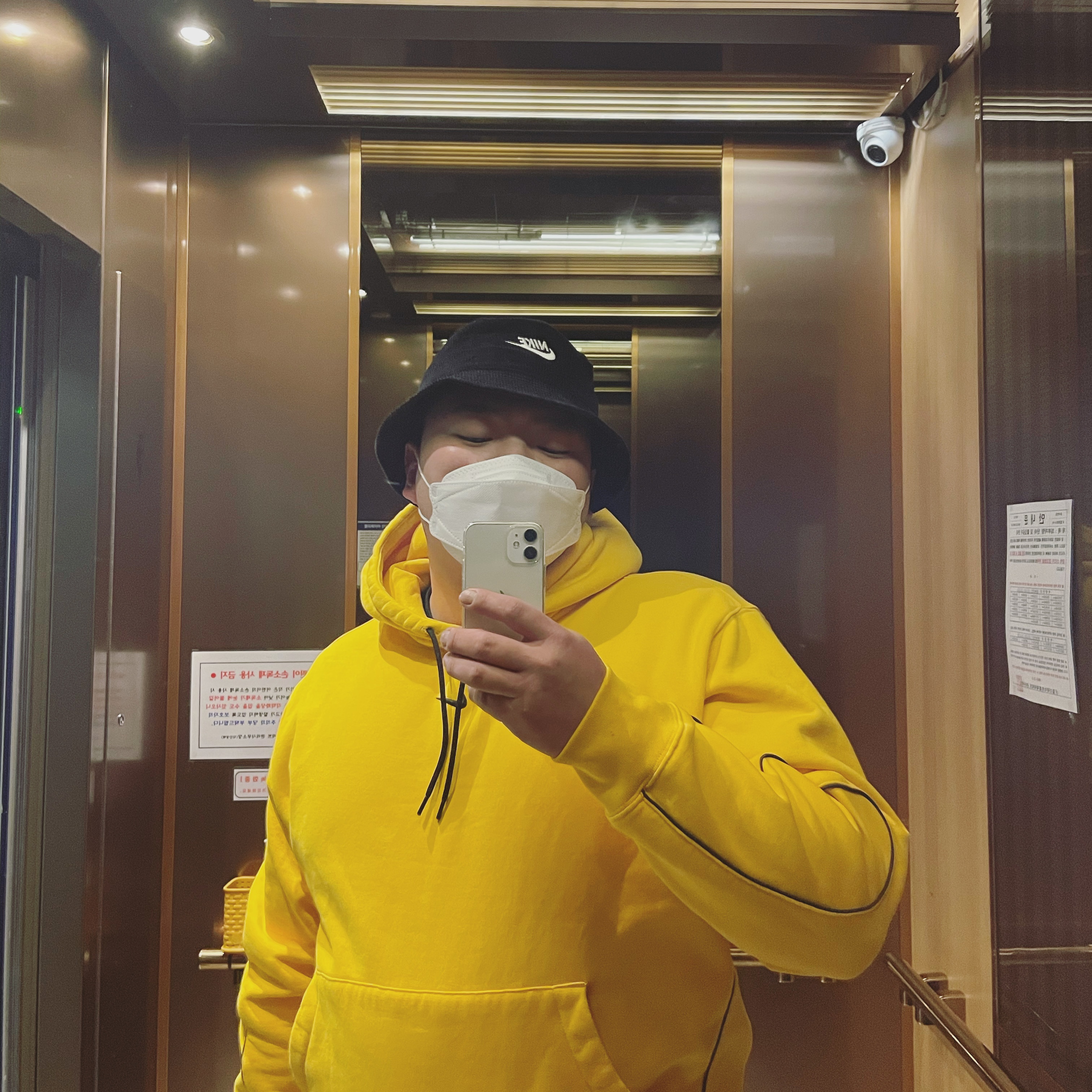 Nike Futura Corduroy Bucket Black, Nike x Drake Nocta Essential Hoodie University Gold - US/EU 착용 스타일