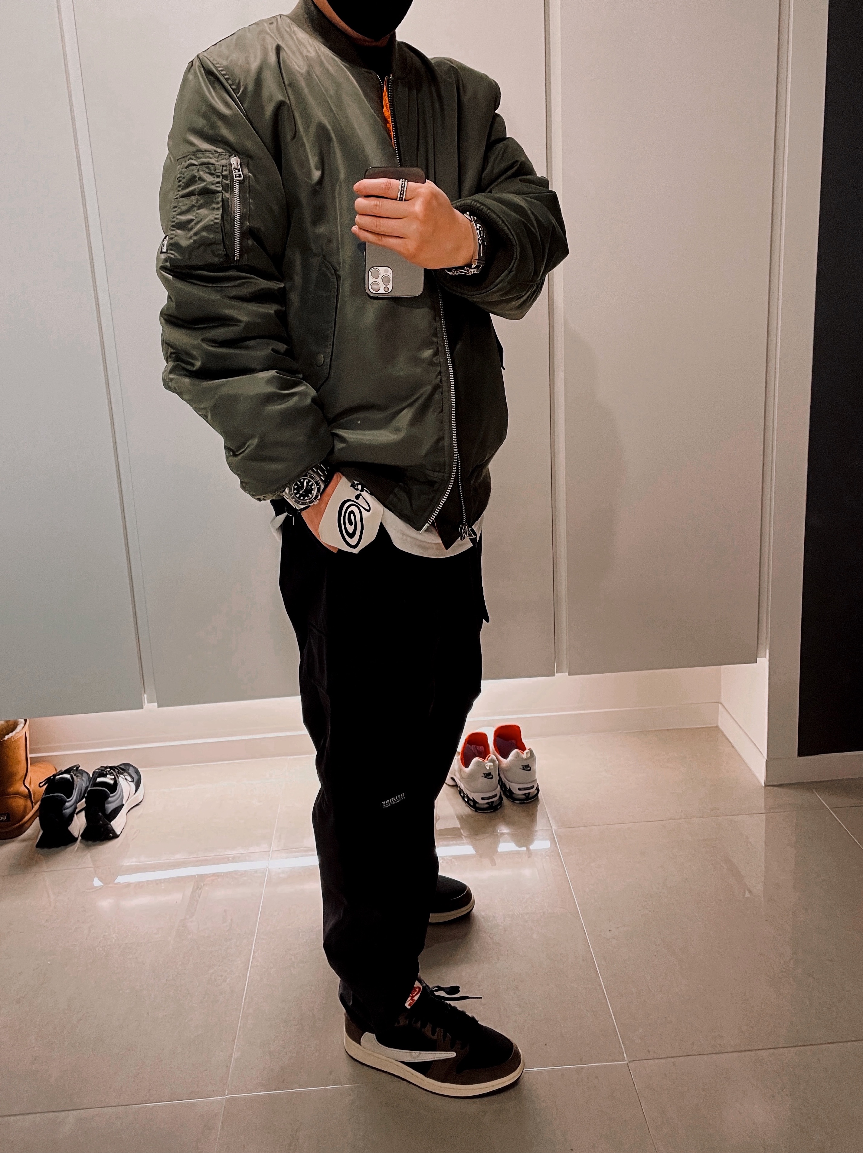 Jordan 1 x Travis Scott Retro Low OG SP Mocha, Stussy x CDG MA-1 Jacket Olive 착용 스타일