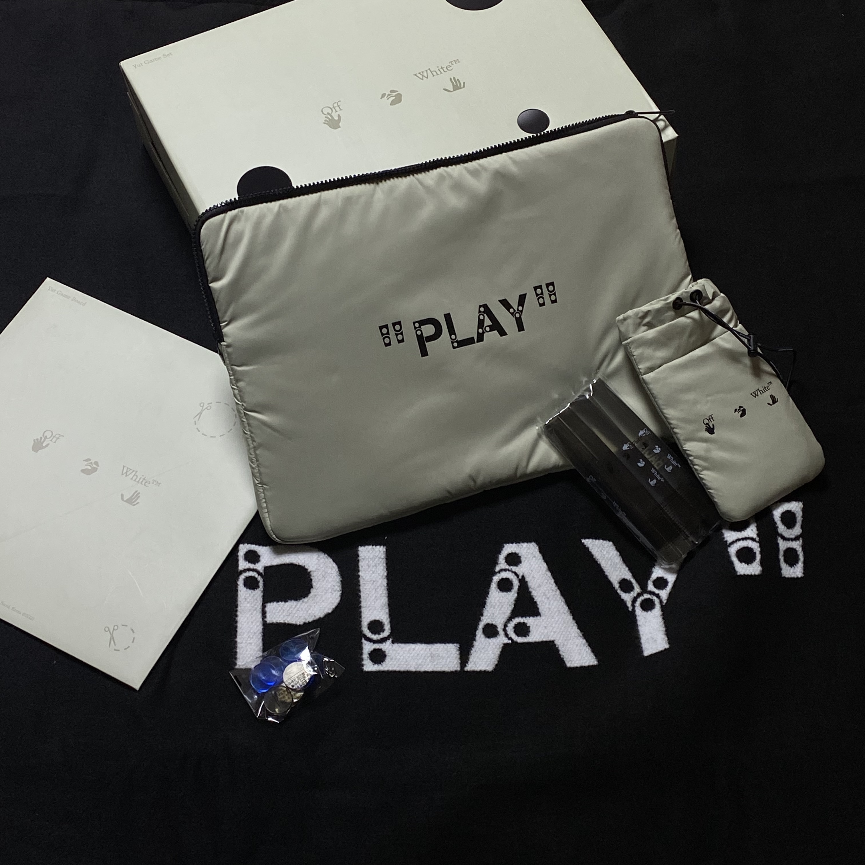Off-White x Amore Pacific Play Kit 착용 스타일 - 1