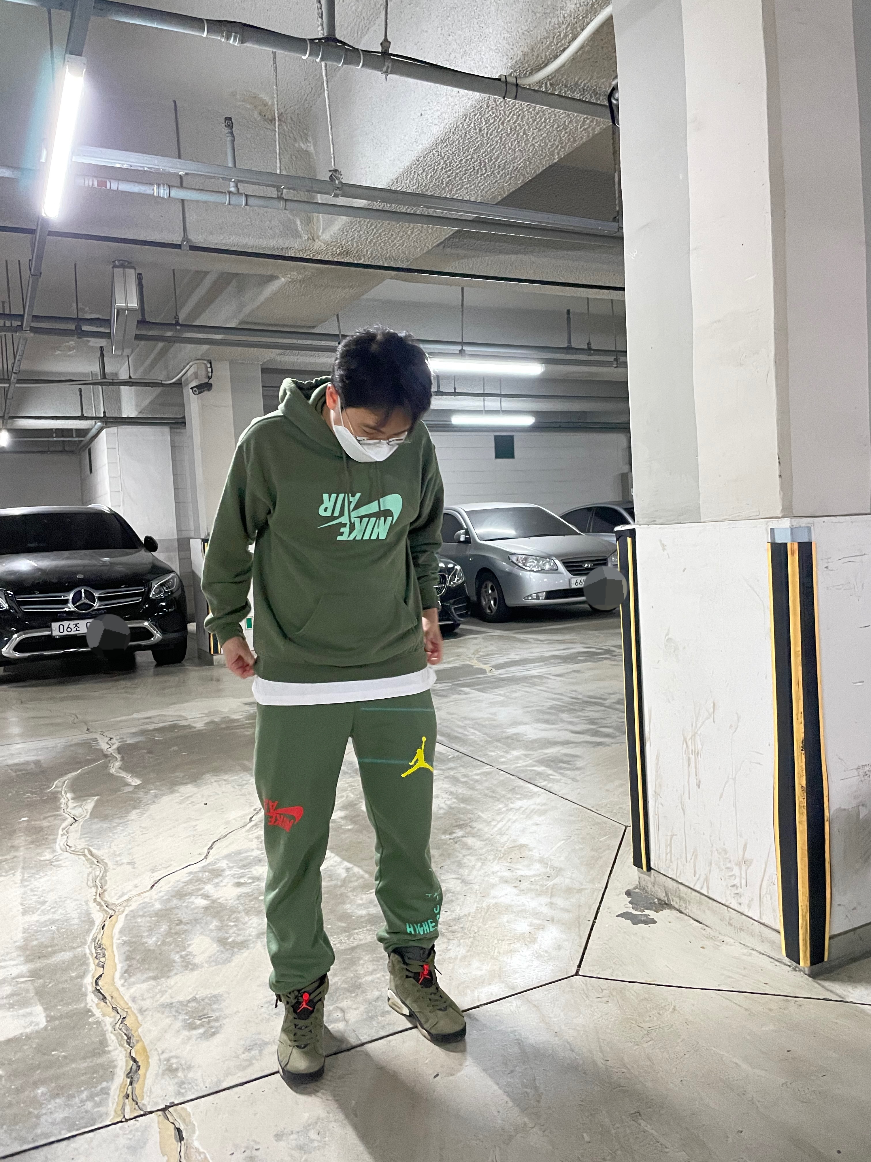 Jordan 6 x Travis Scott Retro Olive 착용 스타일 - 3