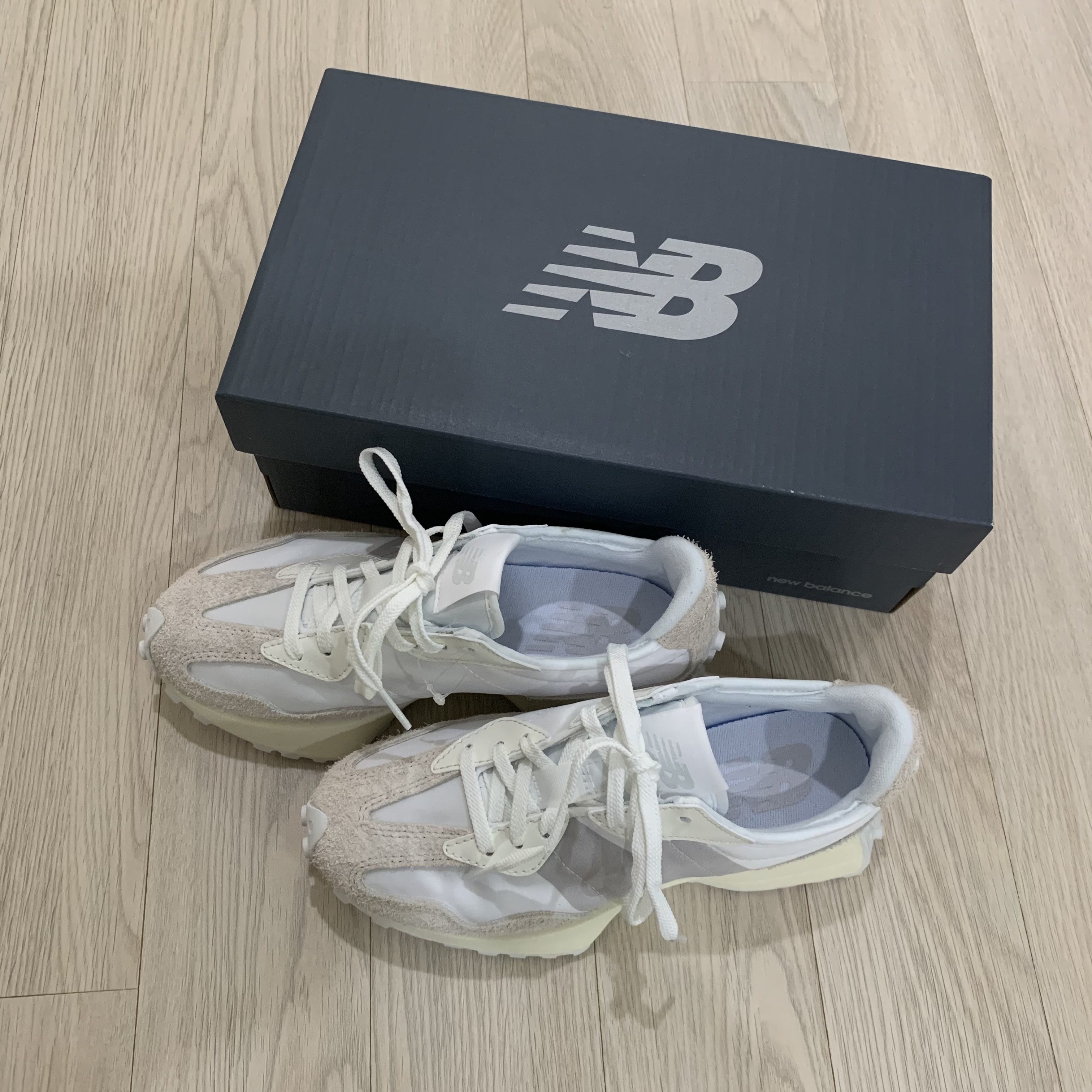 (W) New Balance 327 White Moonbeam 착용 스타일 - 2