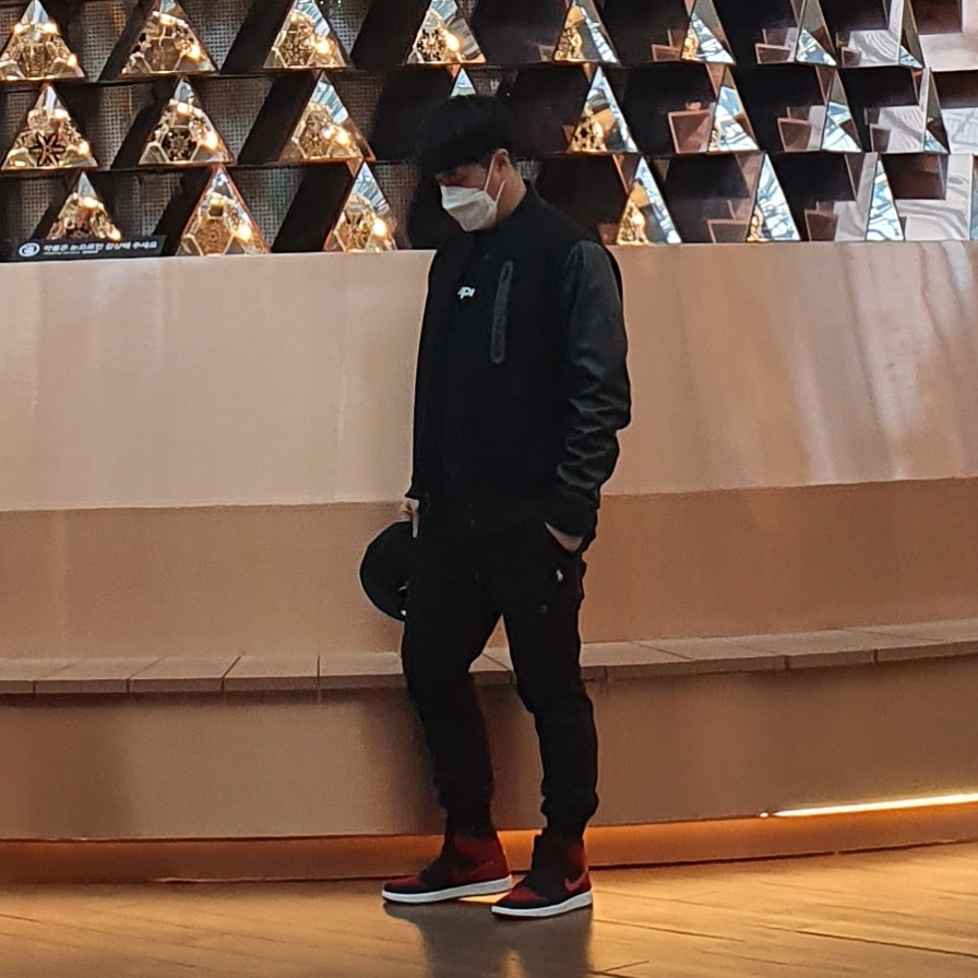Jordan 1 Retro High Flyknit Bred, Supreme Box Logo L/S T-Shirt Black - 20FW 착용 스타일