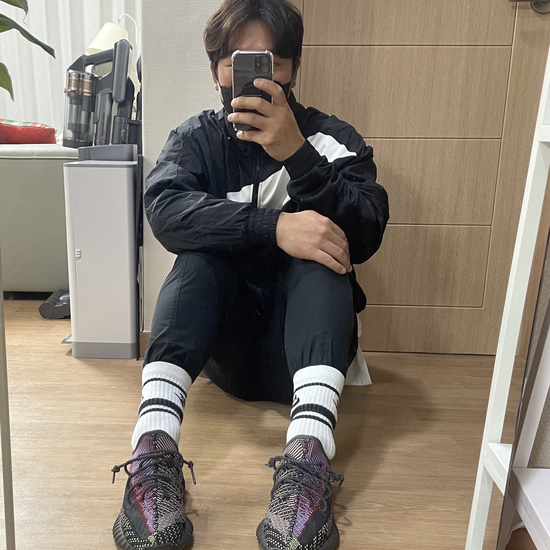 Adidas Yeezy Boost 350 V2 Yecheil - Non-Reflective 착용 스타일 - 2