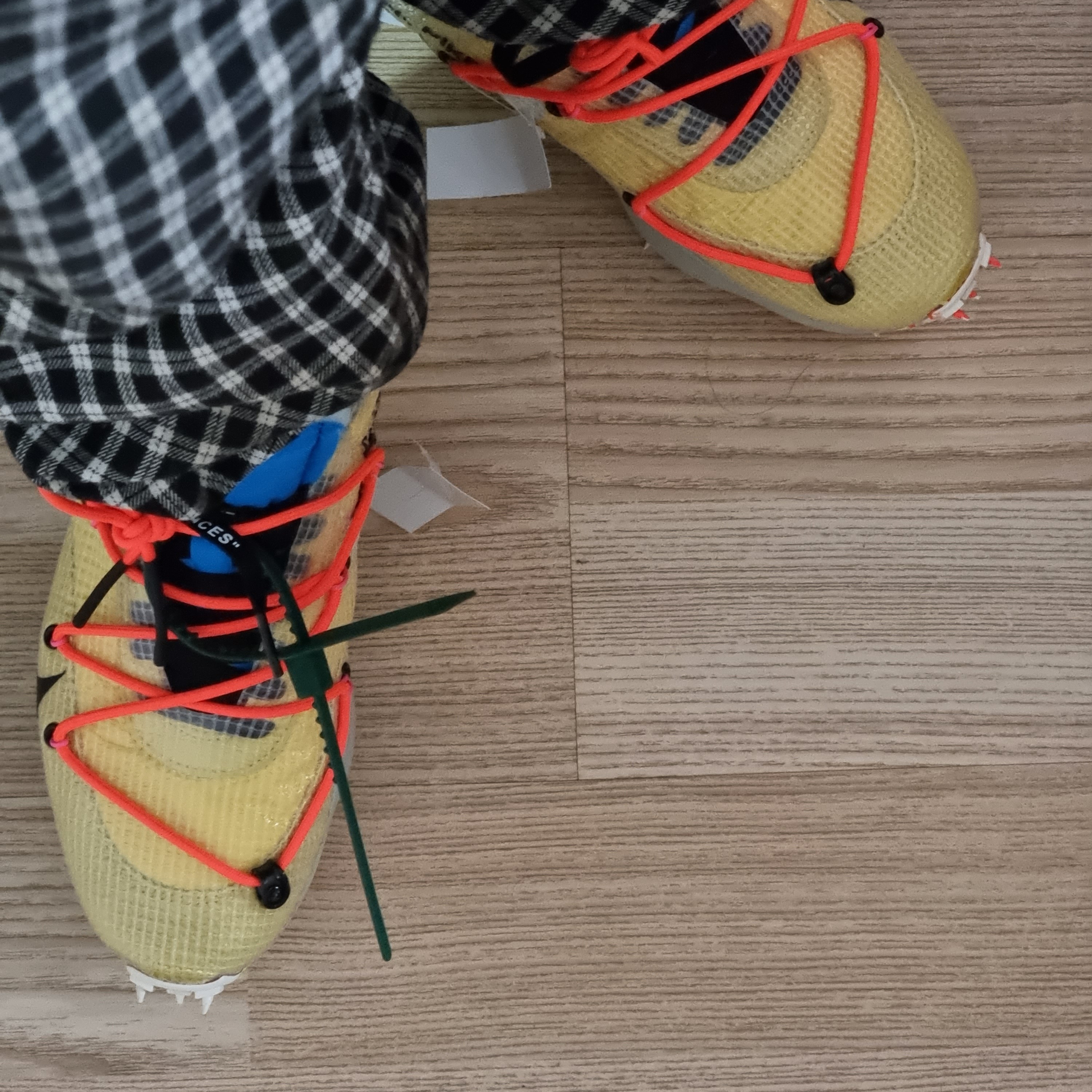 (W) Nike x Off-White Vapor Street Tour Yellow 착용 스타일 - 2