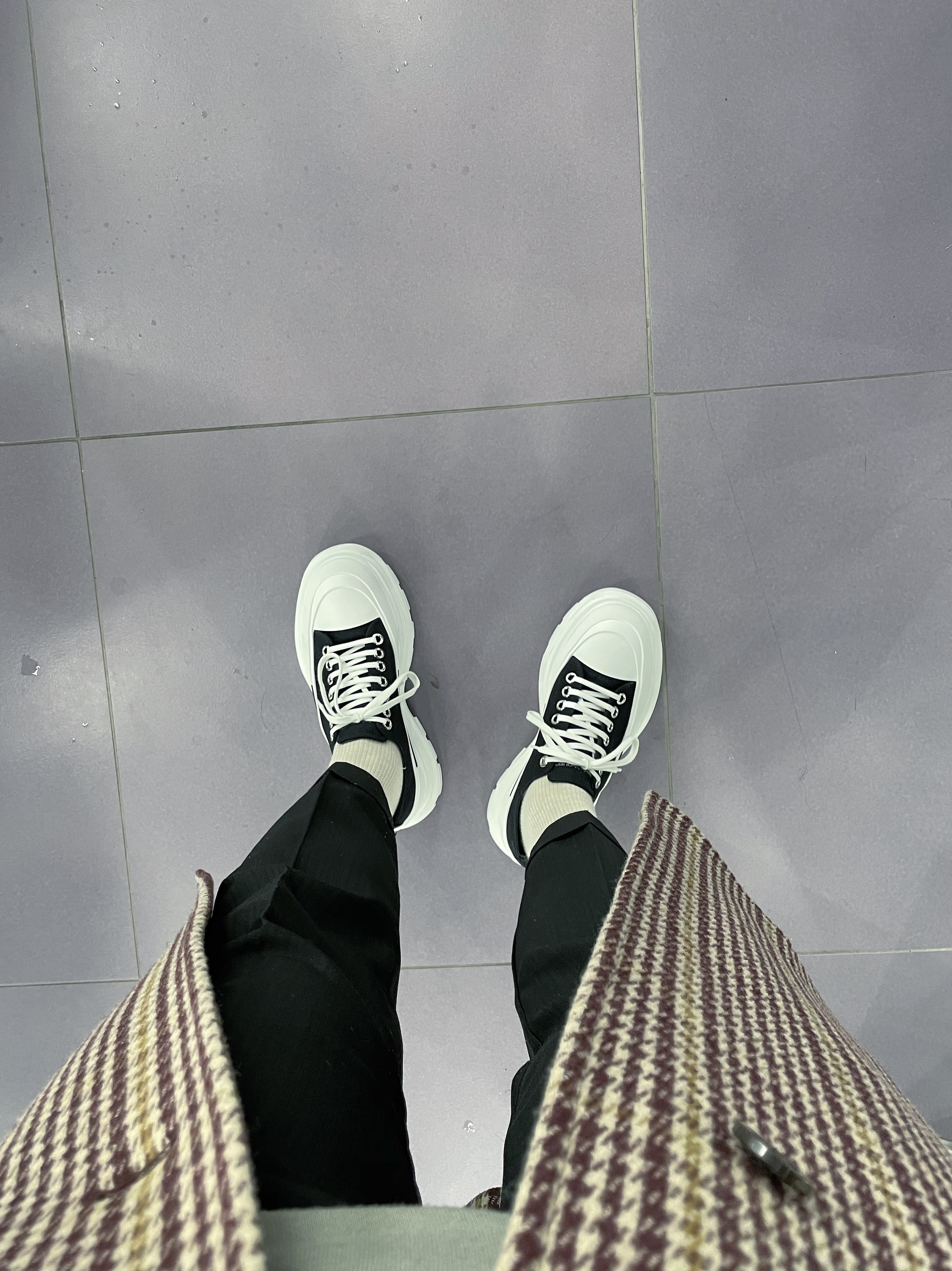 Alexander McQueen Tread Slick Lace Up Black White 착용 스타일