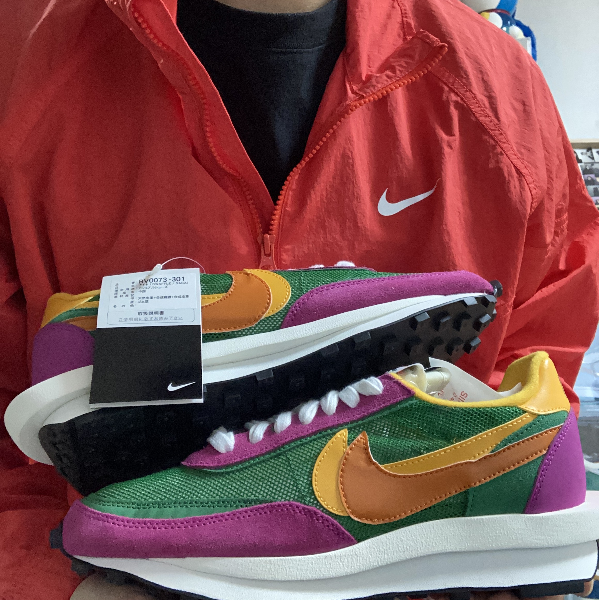 Nike x Sacai LDWaffle Pine Green, Nike x Stussy Windrunner Jacket Habanero Red 착용 스타일