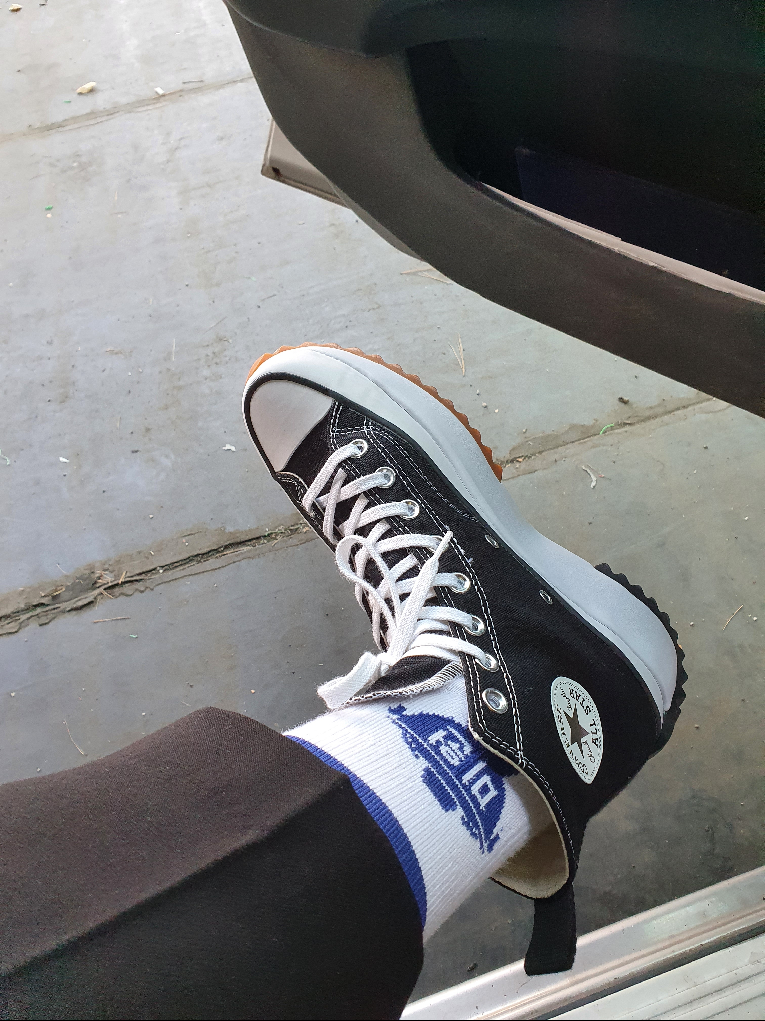 Converse Run Star Hike Hi Black White Gum 착용 스타일 - 2