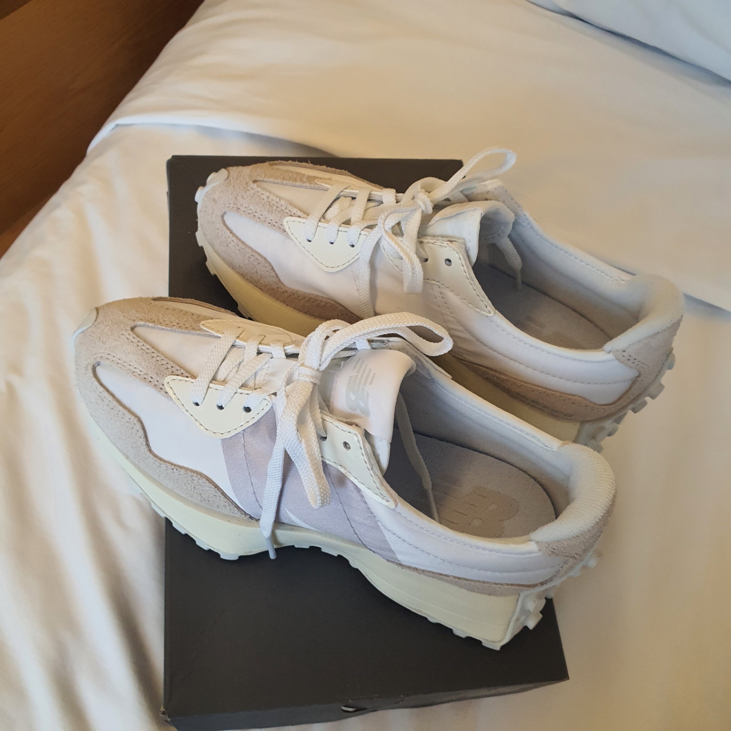 (W) New Balance 327 White Moonbeam 착용 스타일 - 1