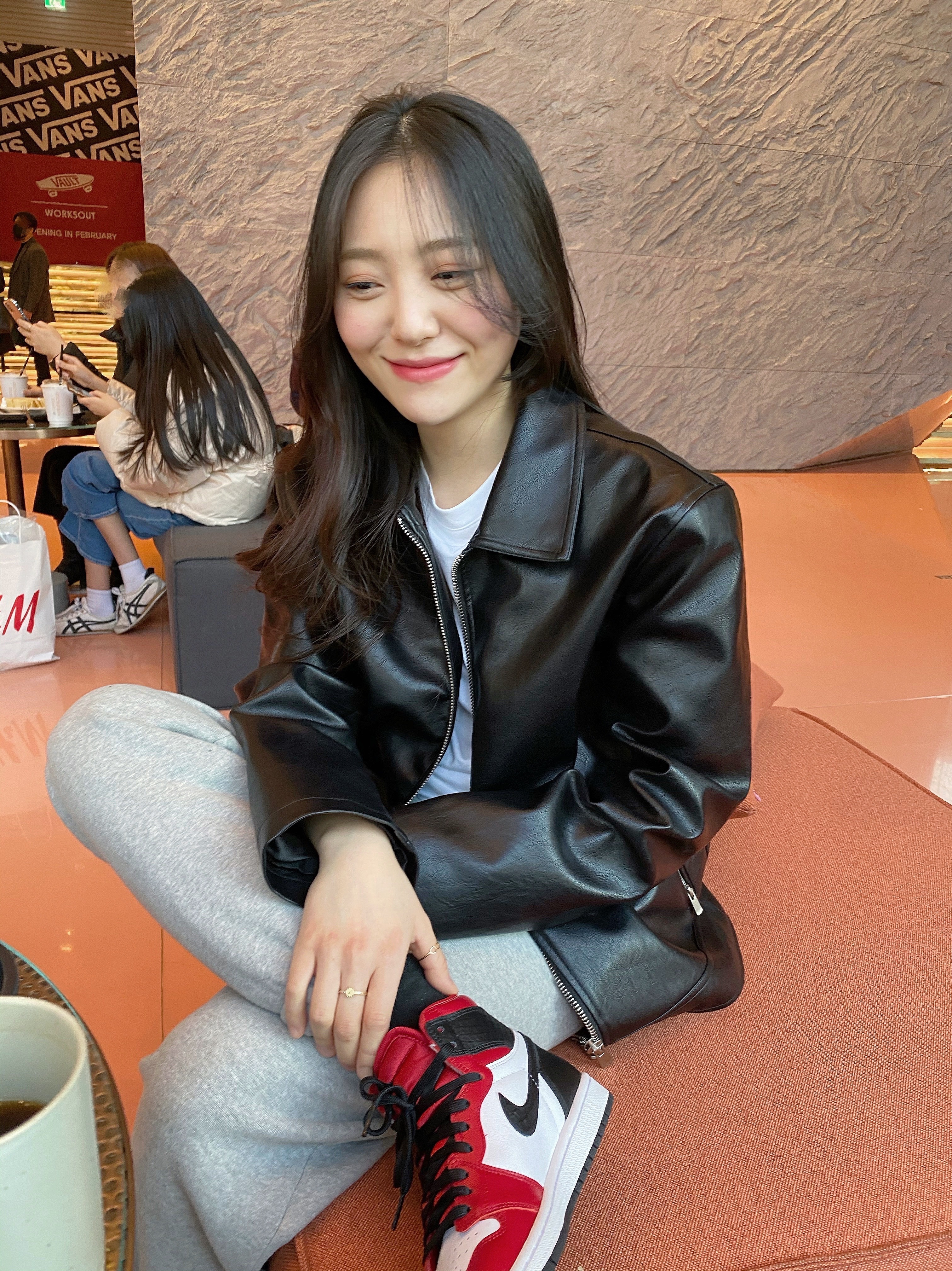 (W) Jordan 1 Retro High Satin Red 착용 스타일 - 2