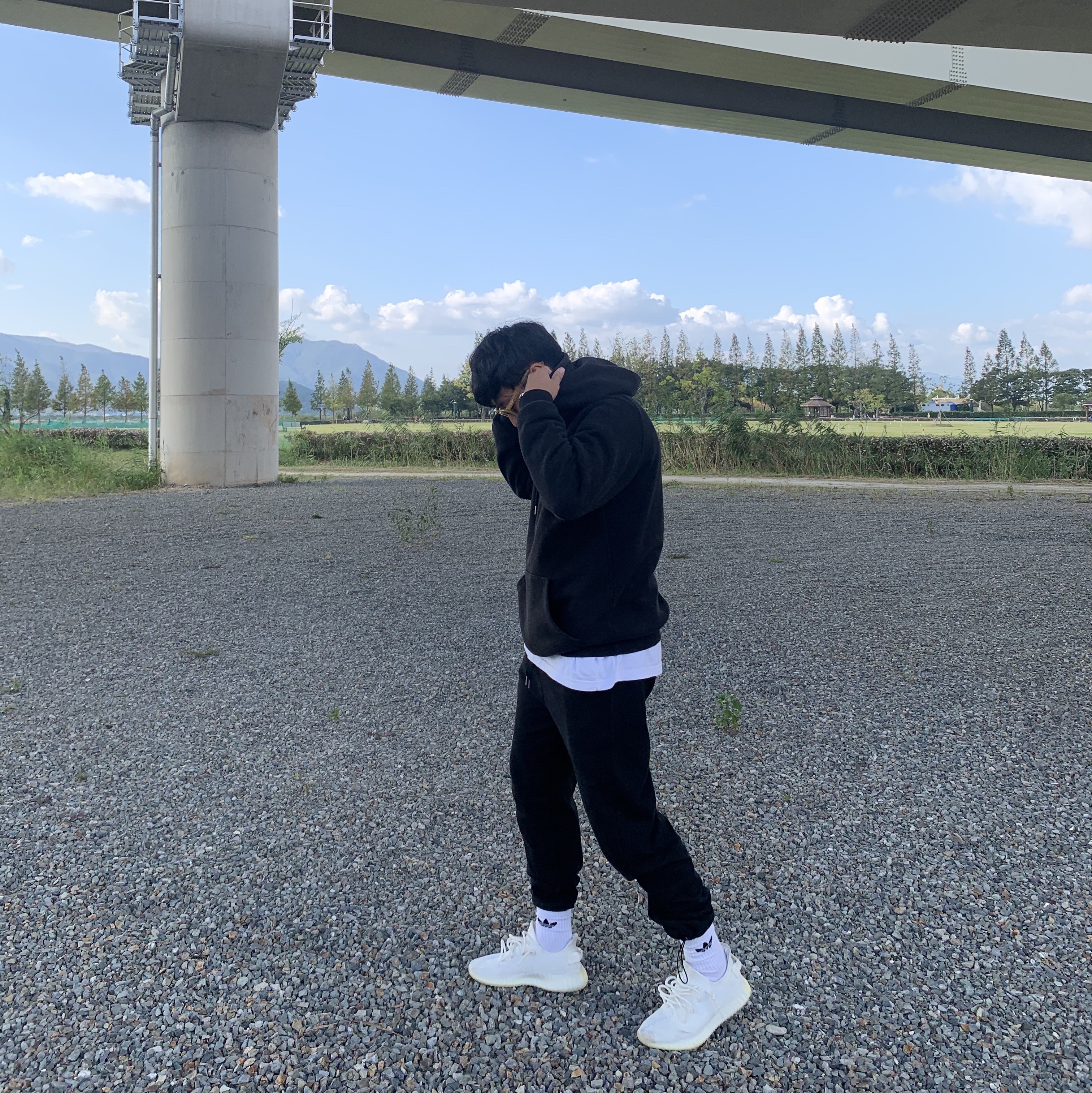 Adidas Yeezy Boost 350 V2 Cream/Triple White 착용 스타일